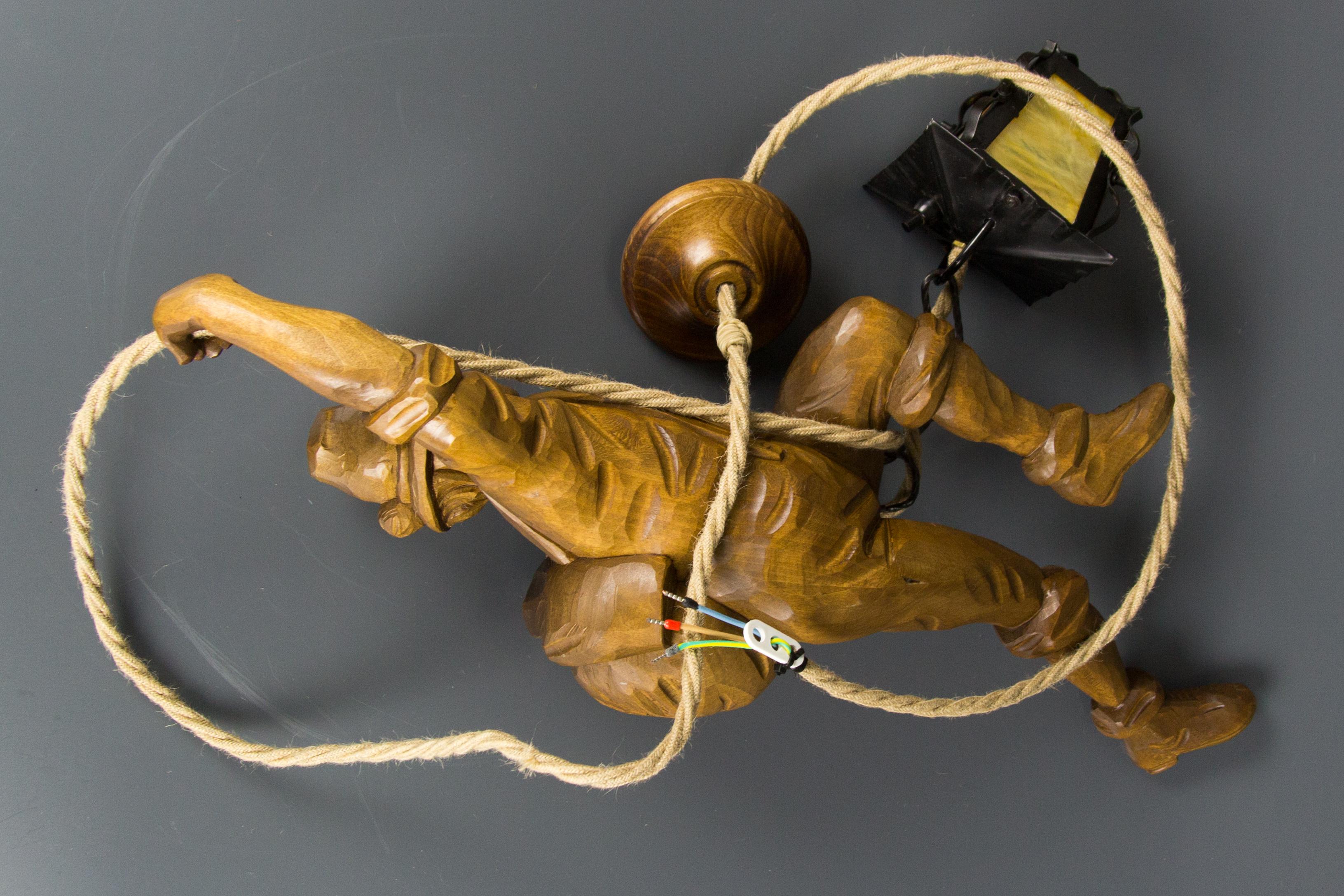 Lampe suspendue en bois sculptée à la main, Montagneur avec lanterne, Allemagne en vente 9