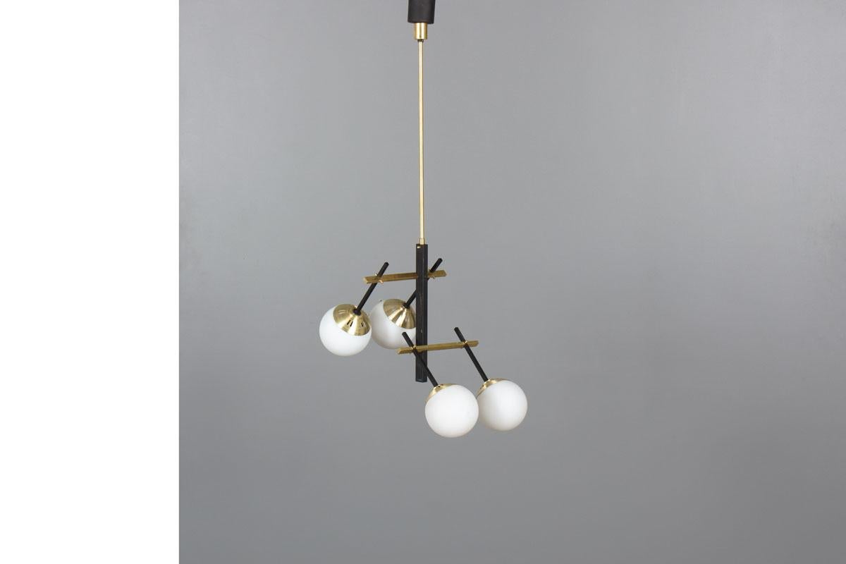 Lampada a sospensione a 4 luci a punta prodotta negli anni '50
3 materiali: metallo laccato nero, ottone, vetro opalino
Forma originale
Buone condizioni d'epoca con alcune tracce del tempo