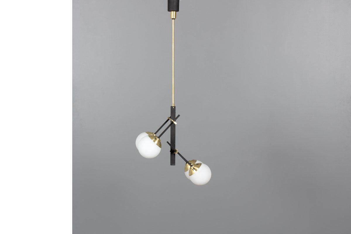 Europeo Lampada a sospensione in metallo nero, ottone, opalina, 1950 in vendita