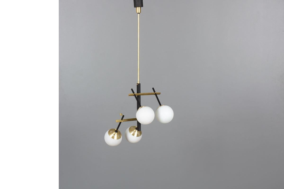 Lampada a sospensione in metallo nero, ottone, opalina, 1950 In condizioni buone in vendita a JASSANS-RIOTTIER, FR
