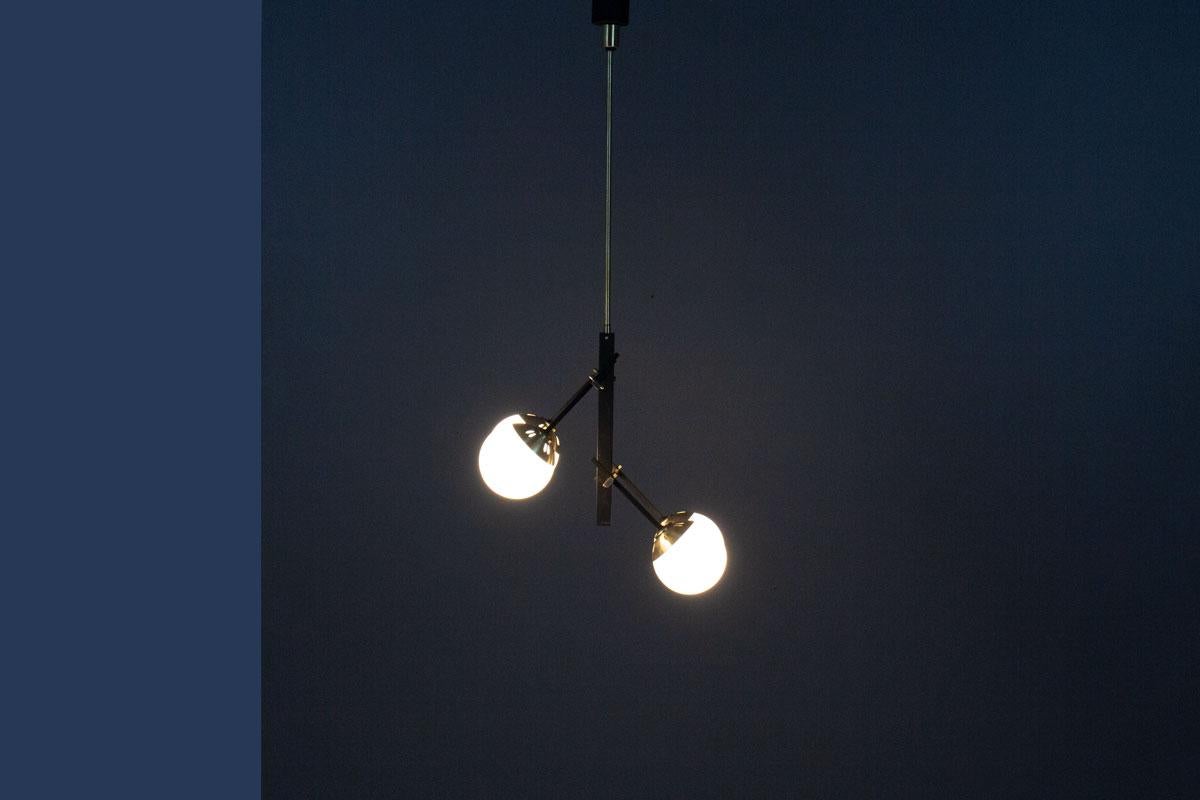 Lampada a sospensione in metallo nero, ottone, opalina, 1950 in vendita 3