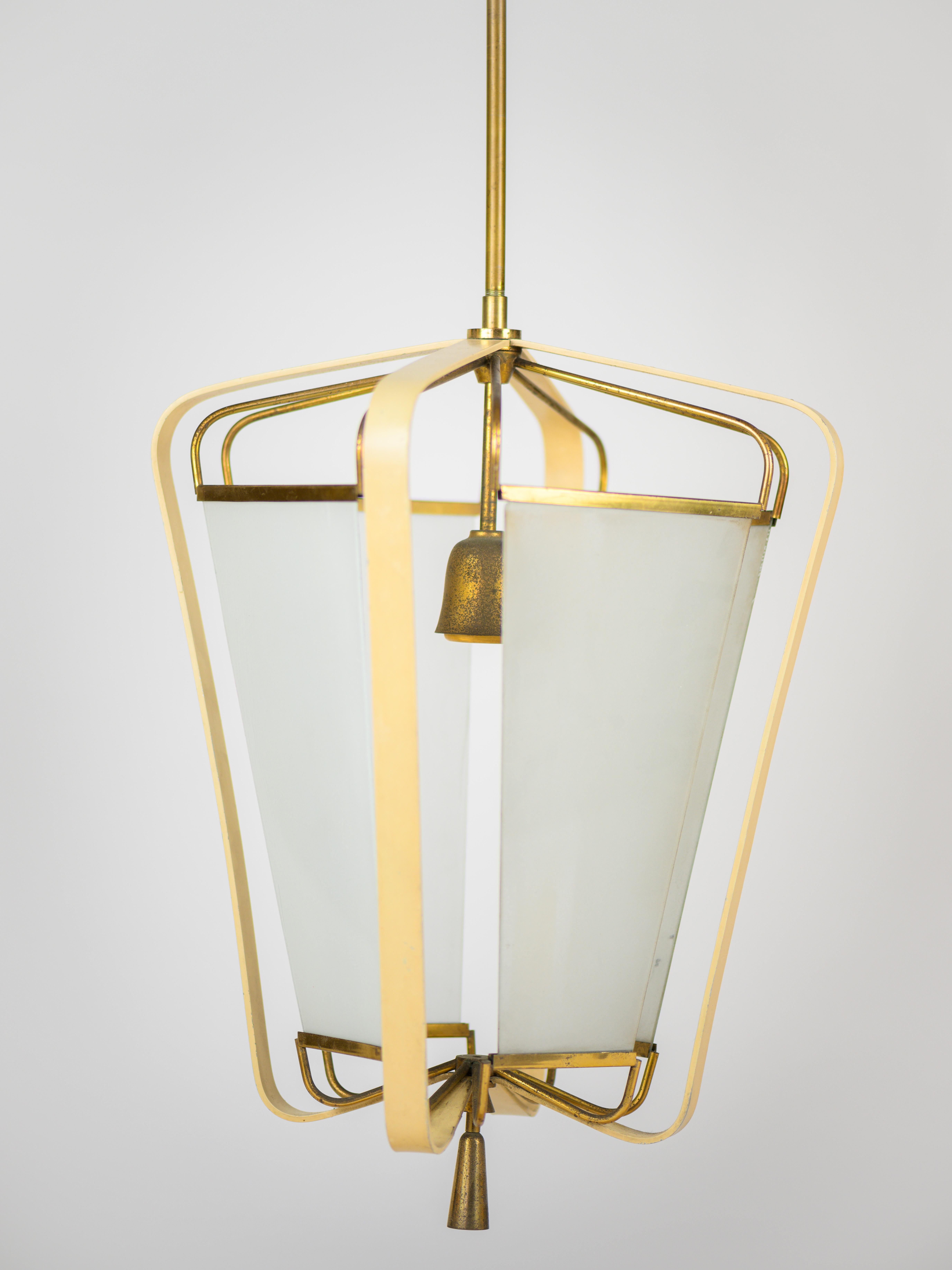 italien Lampe à suspension en laiton, verre et métal laqué Angelo Lelli, circa 50 en vente