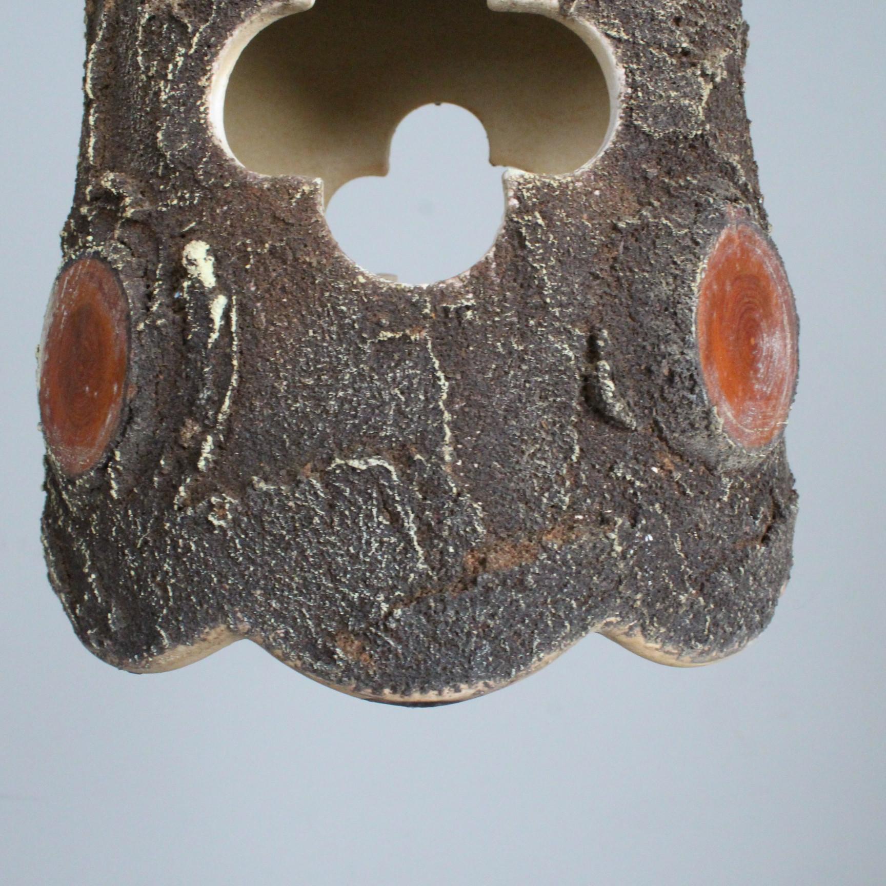 Lampada in ceramica brutalista in stile provenzale Vallauris Ceramic  a forma di tronco d'albero realizzato in  Francia intorno al 1950.
Lampada in ceramica a forma di tronco d'albero.
Misure: H: 26 cm D. 17,5 cm.
Buono stato