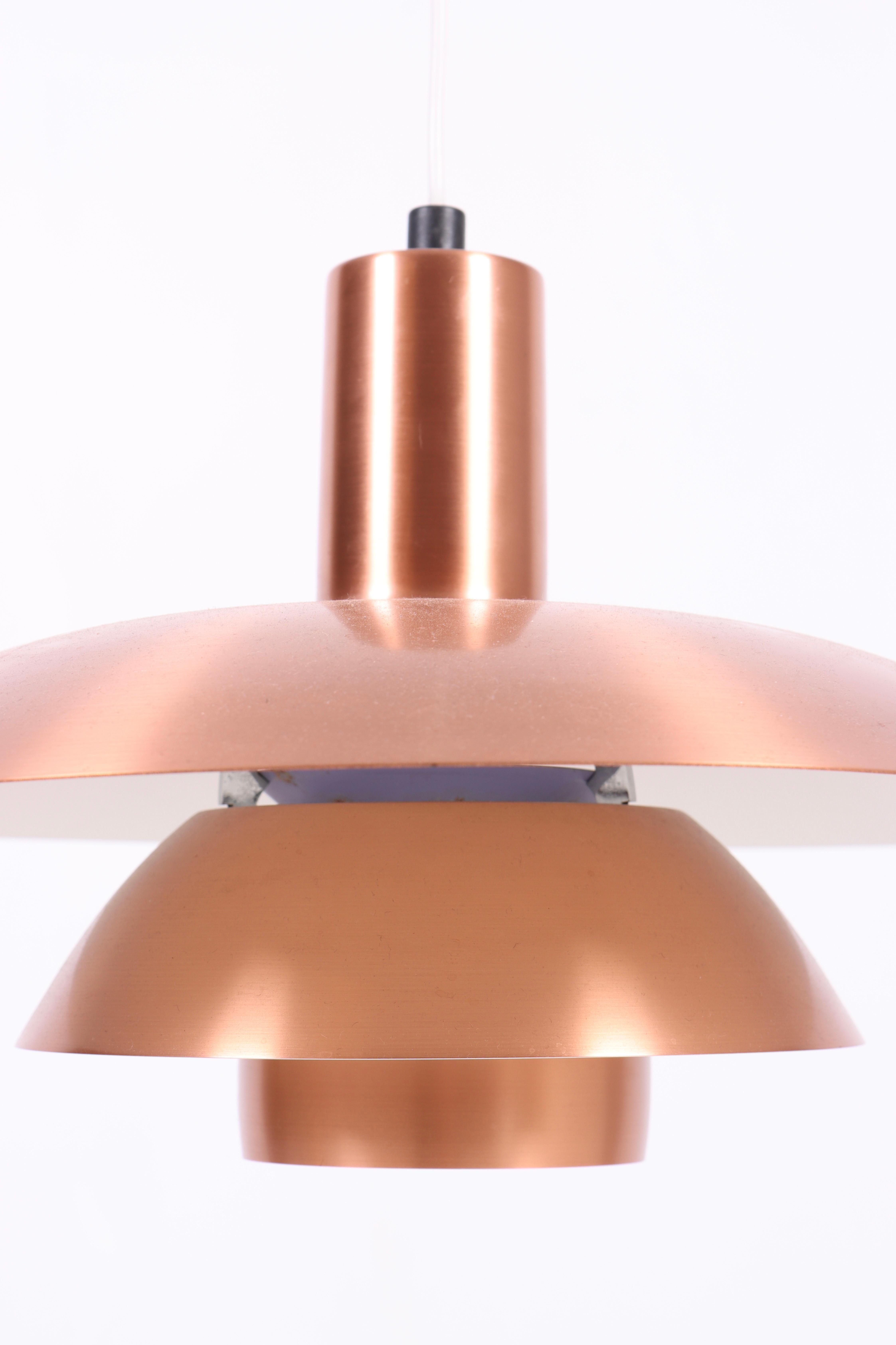Pendant light in copper, the shades are white-lacquered on the inside. Designed by Poul Henningsen for Louis Poulsen. Great original condition, 1980s.

 