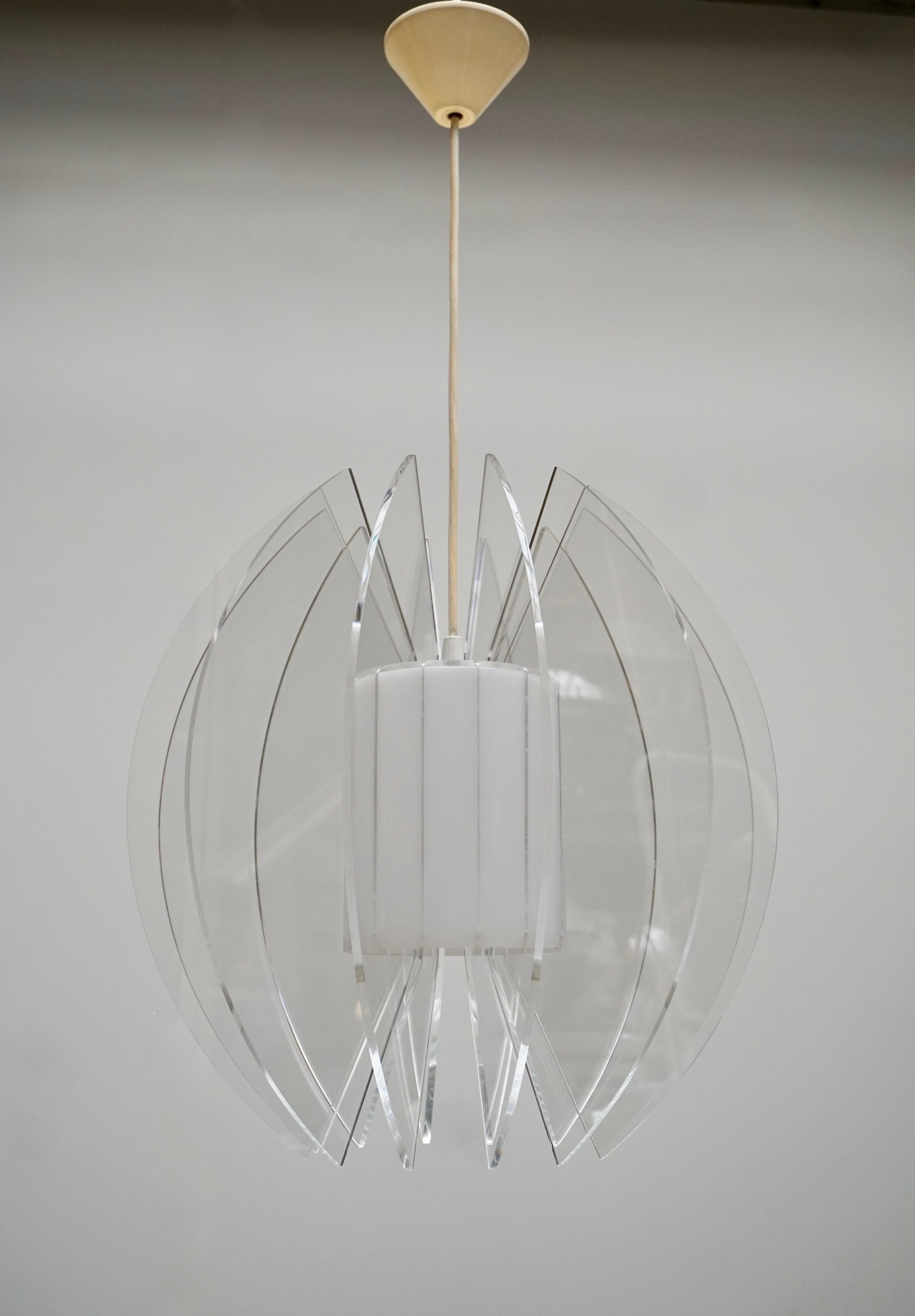 Beautiful pendant light in plexiglass.
Measures: Diameter 40 cm.
Height fixture 45 cm.
Total height 120 cm.
One E27 bulb.