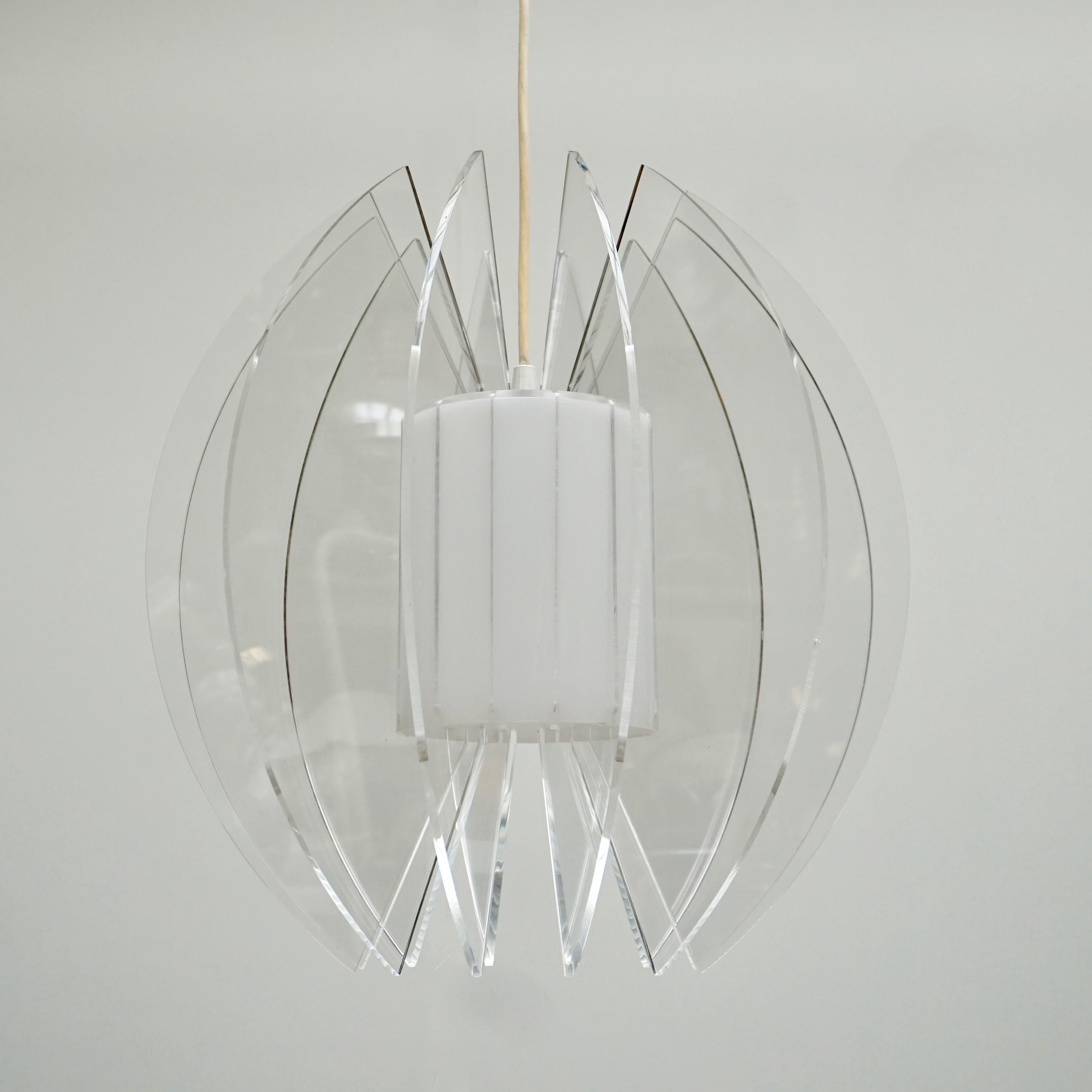 Mid-Century moderno Lampada a sospensione in plexiglass in vendita