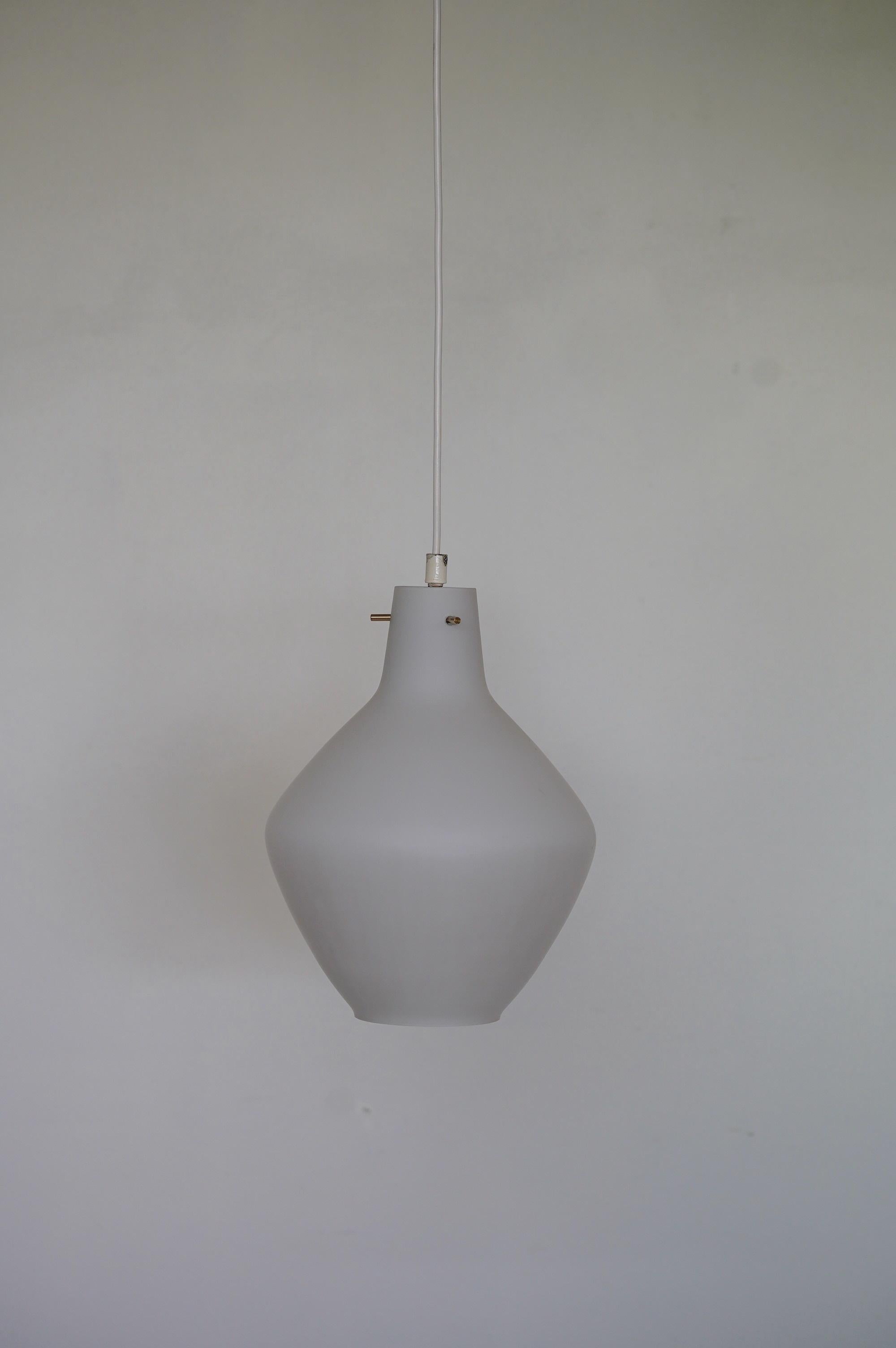 Suspension dans le style de Stilnovo.
Verre opalin avec accents en laiton.

Fabriqué en Italie dans les années 1960.

Mesures du verre opalin uniquement :
Diamètre 25 cm, Hauteur 32 cm