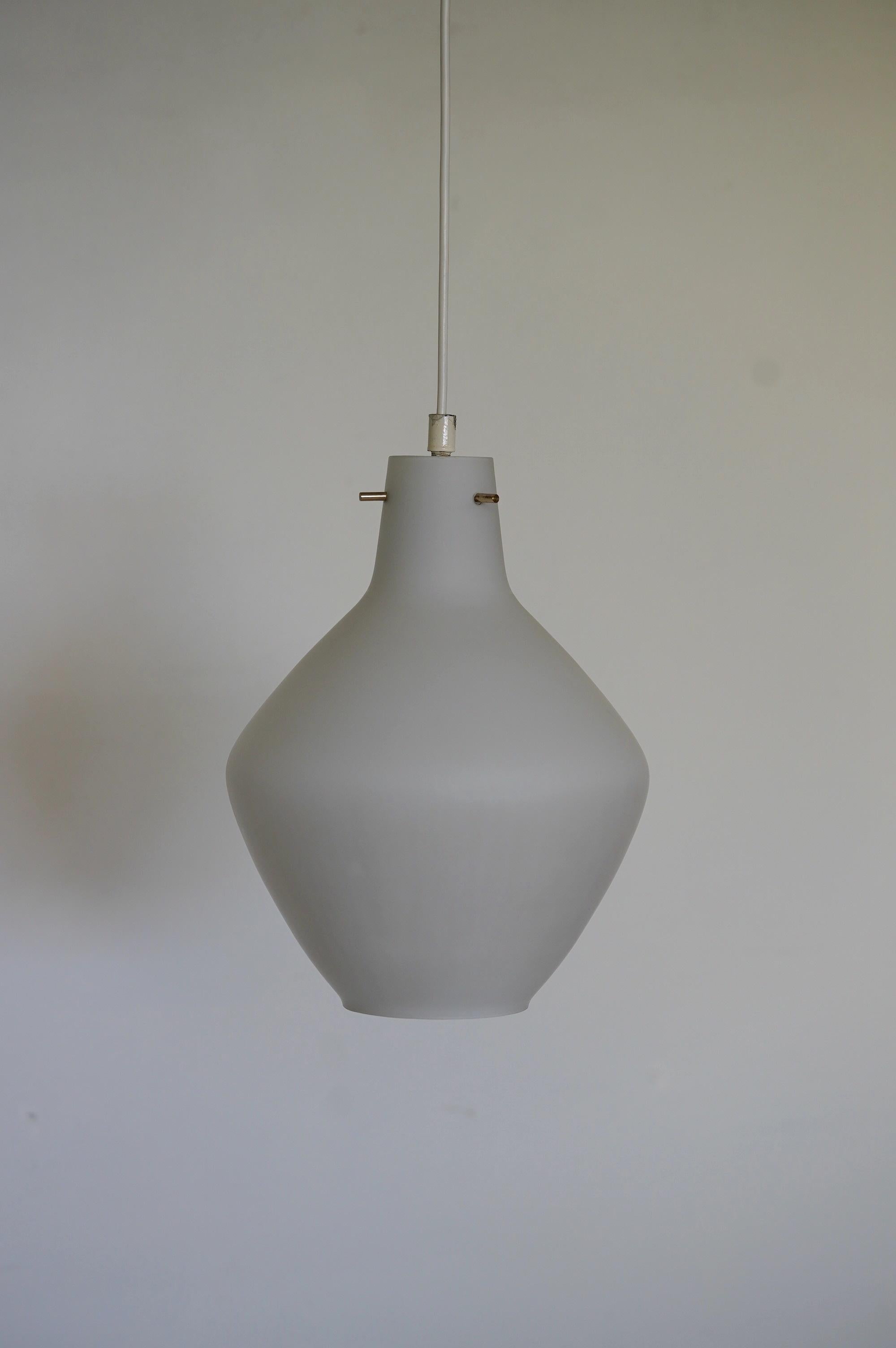 Lampe suspendue dans le style de Stilnovo, verre opalin et laiton, Italie, années 1960 Bon état - En vente à La Teste De Buch, FR