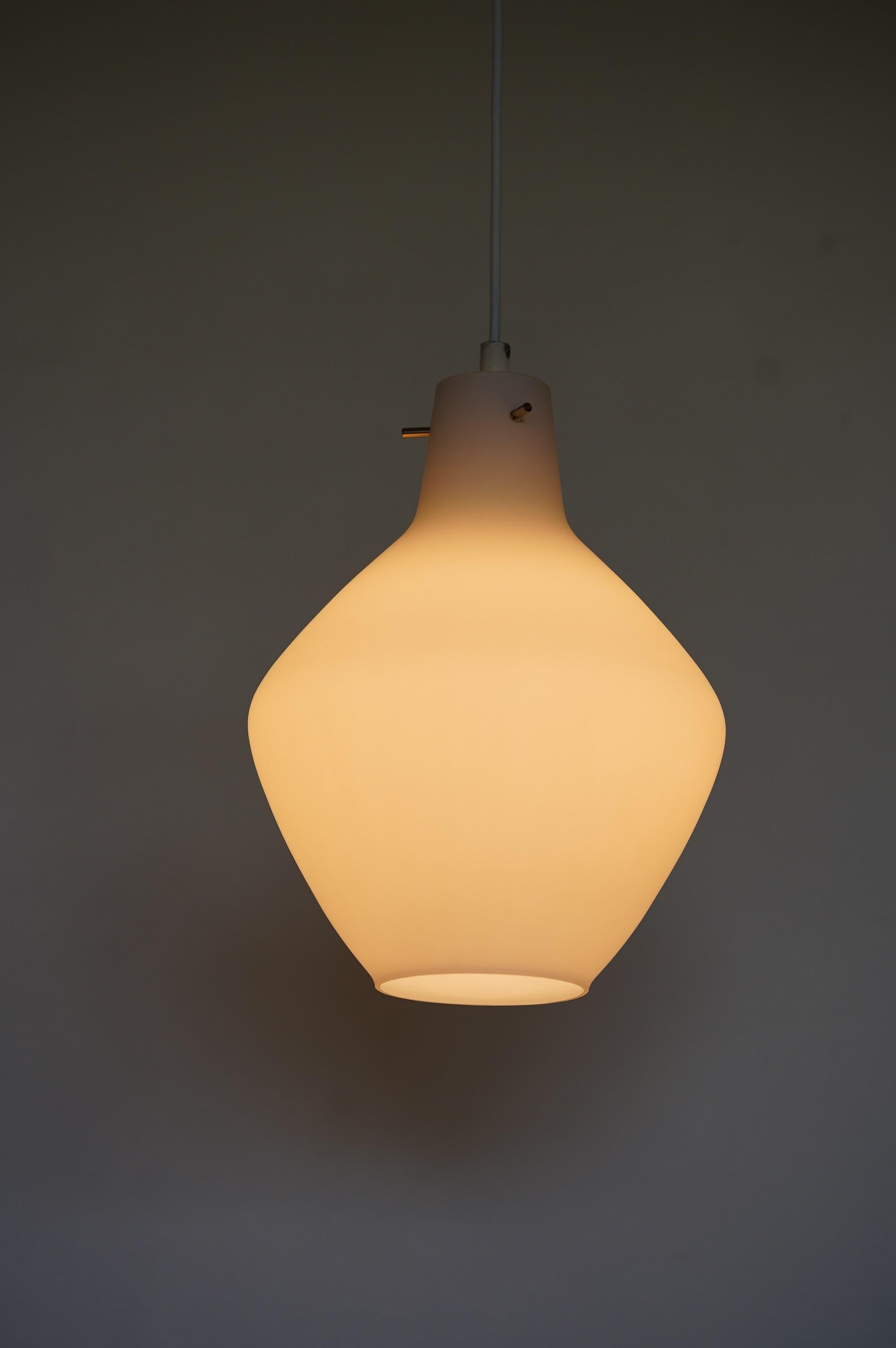 Milieu du XXe siècle Lampe suspendue dans le style de Stilnovo, verre opalin et laiton, Italie, années 1960 en vente
