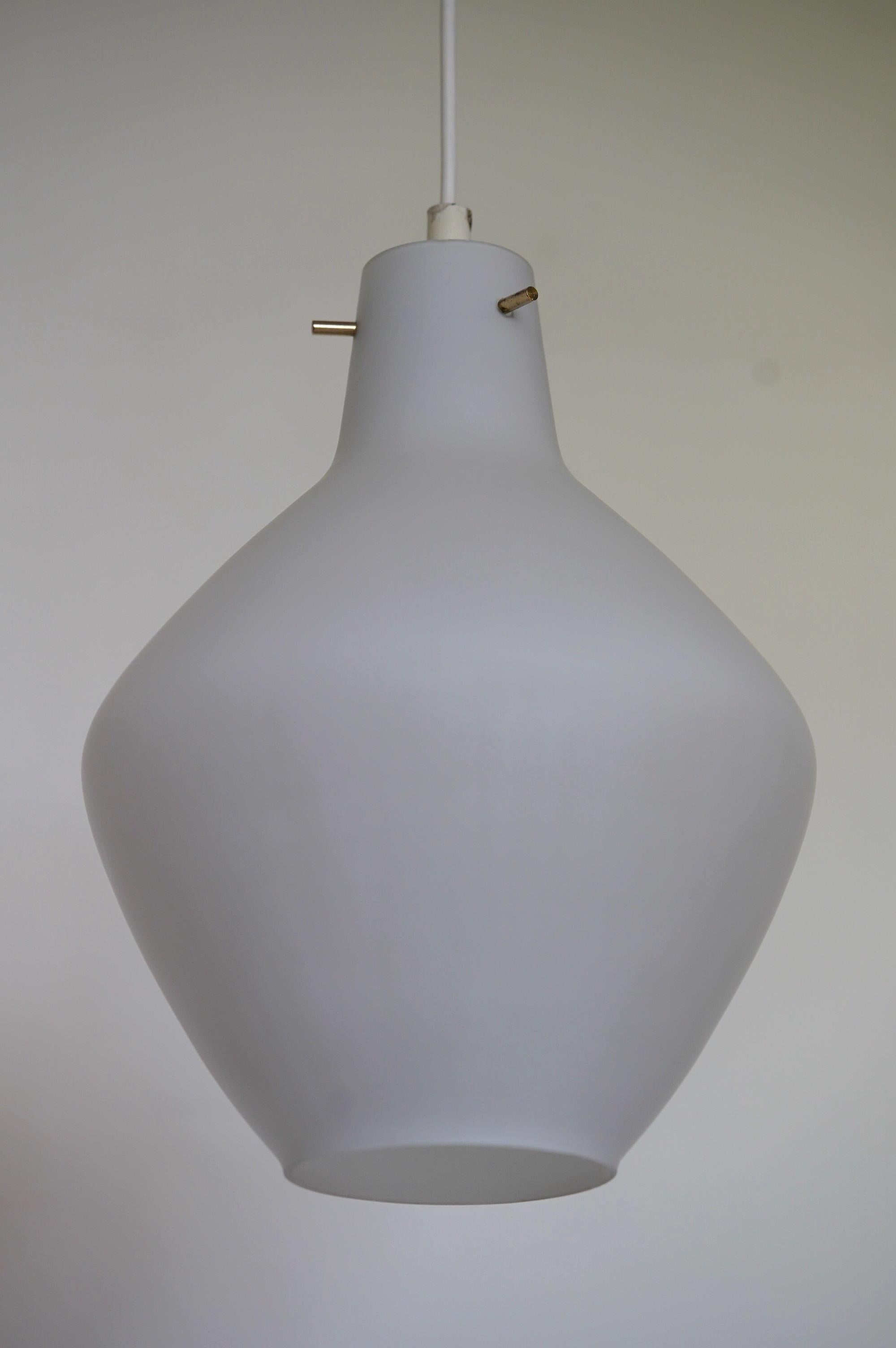 Laiton Lampe suspendue dans le style de Stilnovo, verre opalin et laiton, Italie, années 1960 en vente