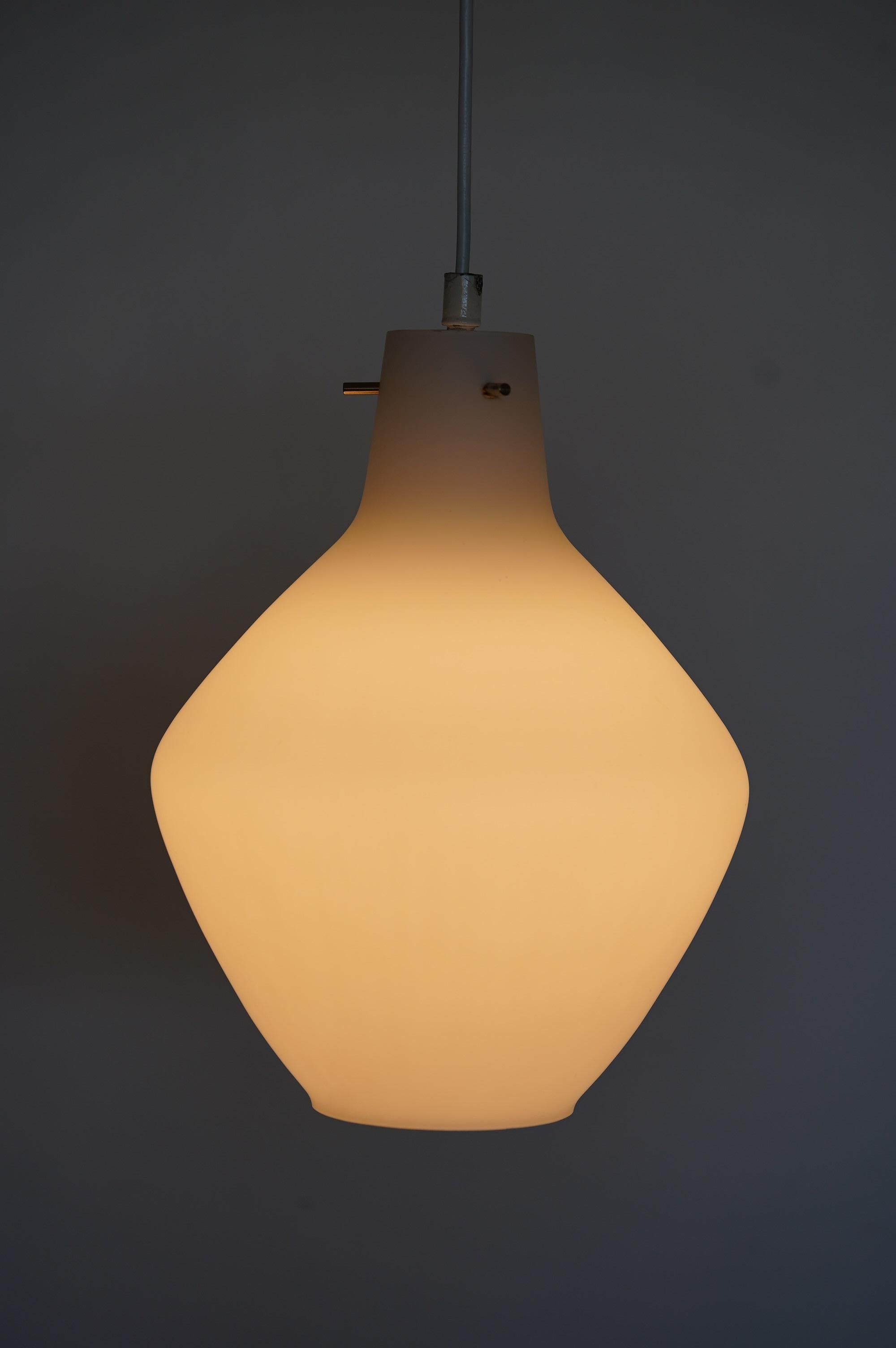 Lampe suspendue dans le style de Stilnovo, verre opalin et laiton, Italie, années 1960 en vente 1