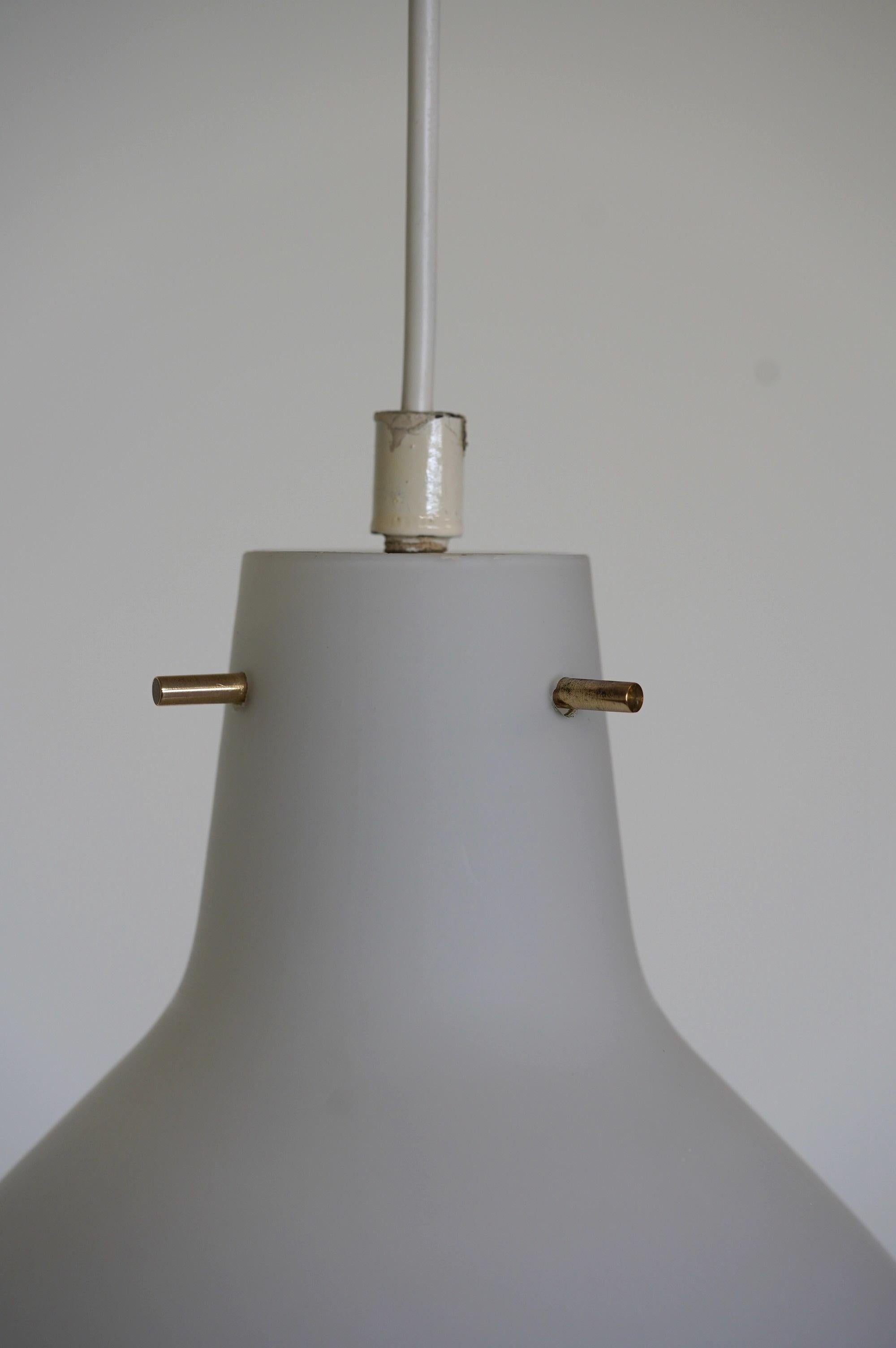Lampe suspendue dans le style de Stilnovo, verre opalin et laiton, Italie, années 1960 en vente 2