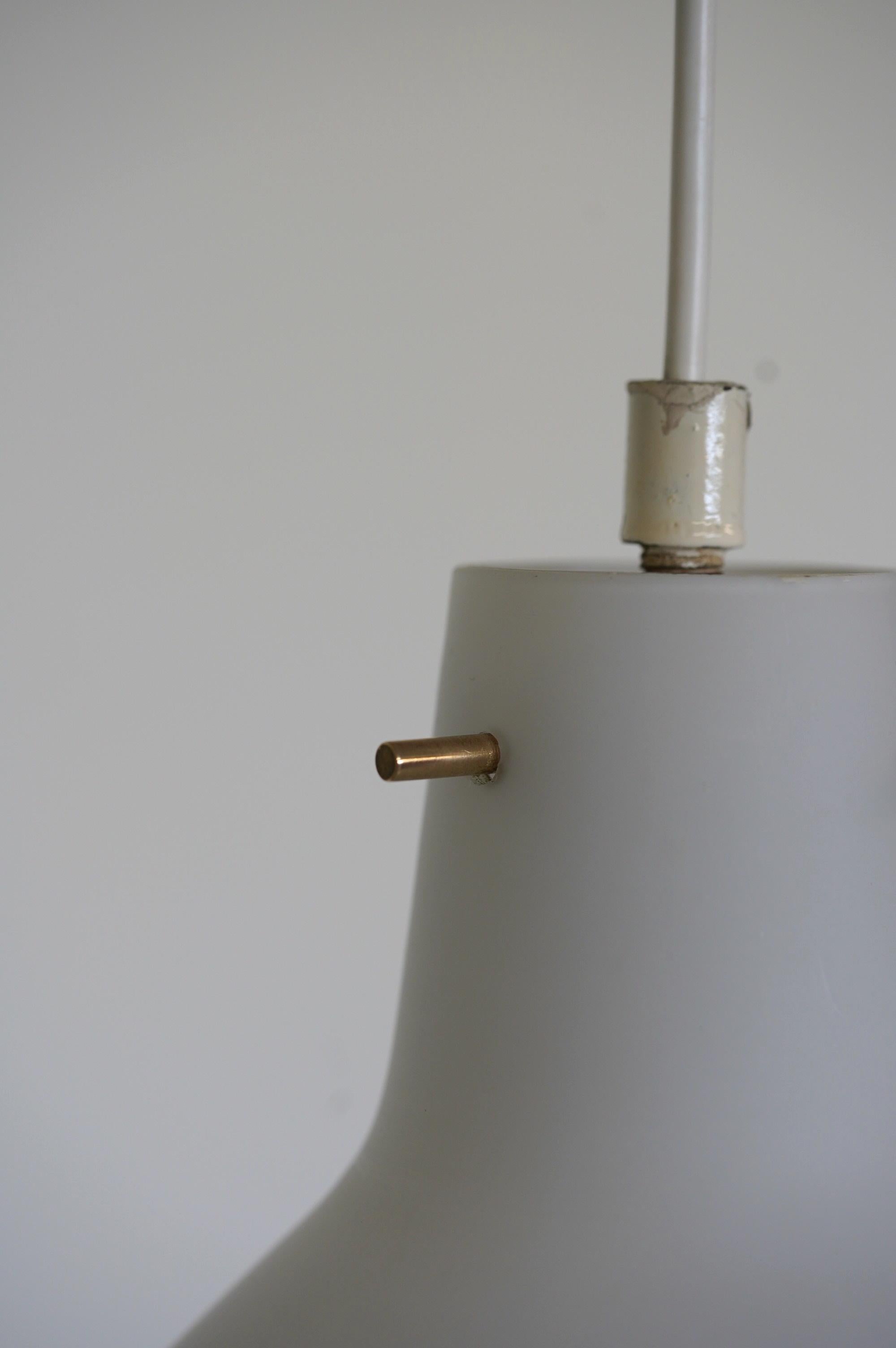 Lampe suspendue dans le style de Stilnovo, verre opalin et laiton, Italie, années 1960 en vente 3
