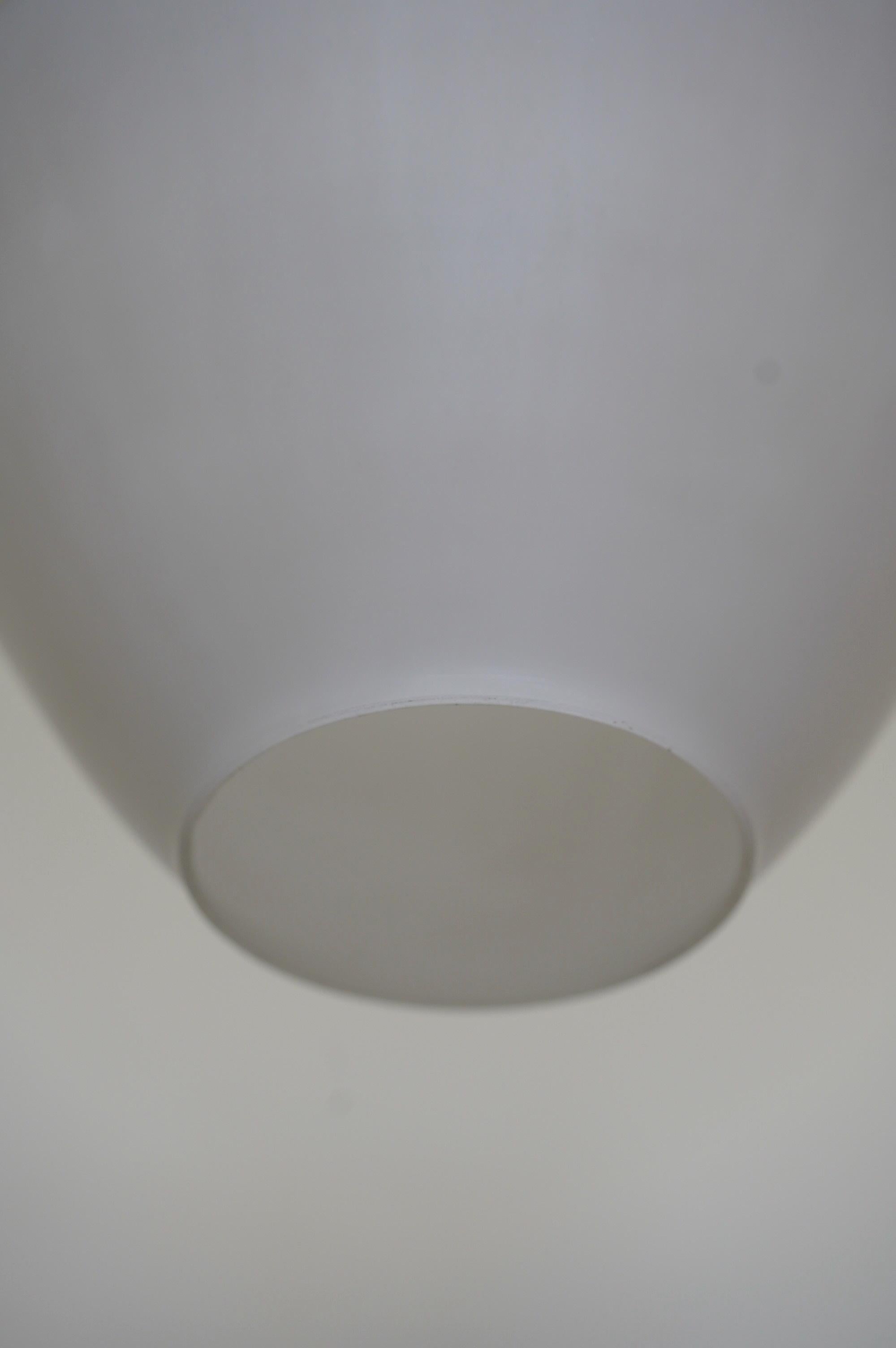 Lampe suspendue dans le style de Stilnovo, verre opalin et laiton, Italie, années 1960 en vente 4