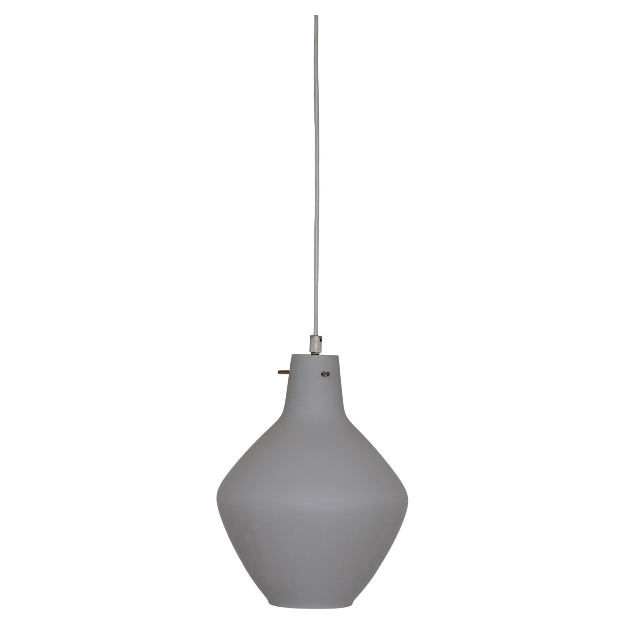 Lampe suspendue dans le style de Stilnovo, verre opalin et laiton, Italie, années 1960