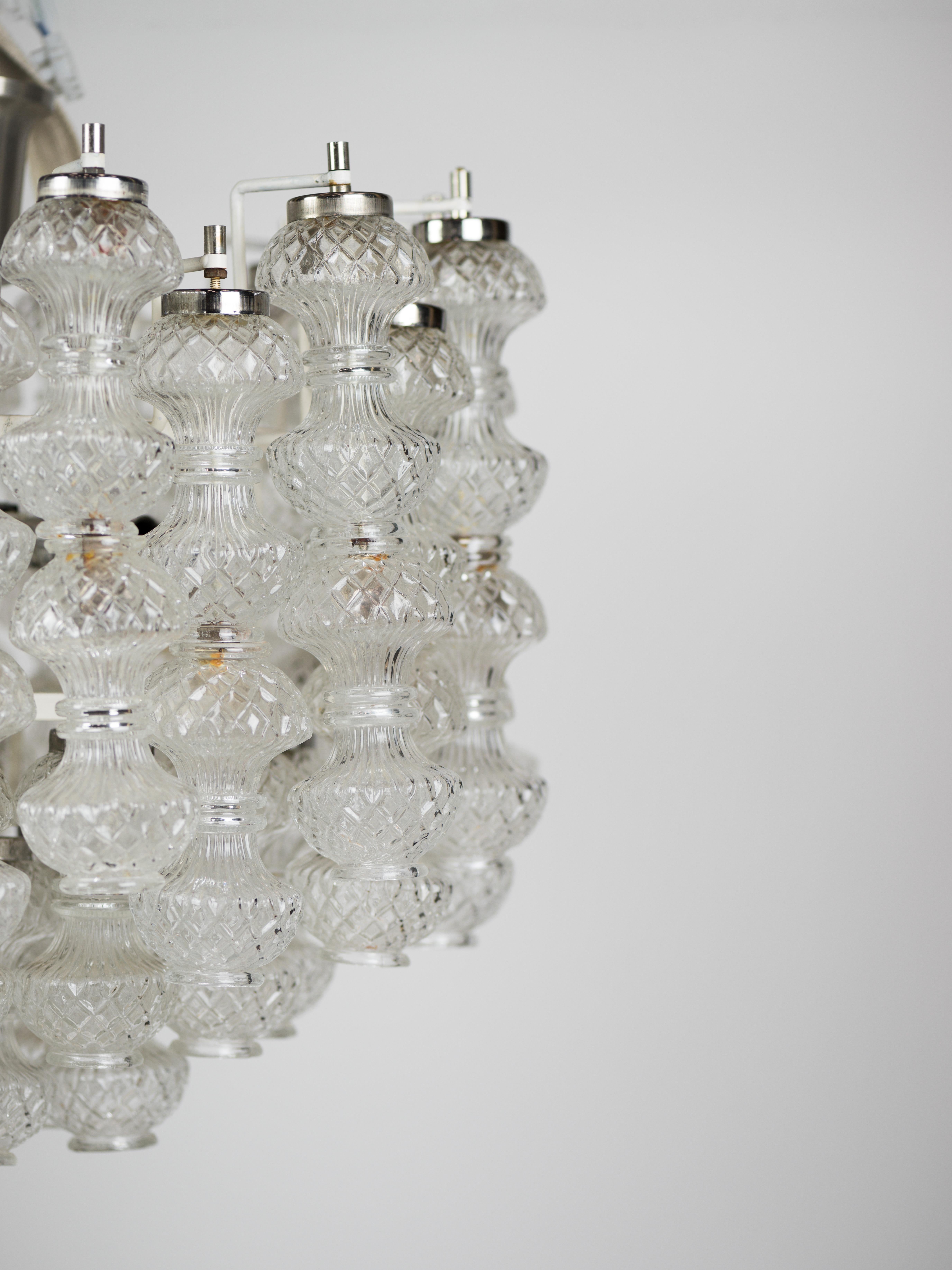 Lovely pendant light in Murano transparent glass. 

Off white lacquered metal structure

Chrome hardware

6 bulbs holders

Good condition 

Need to be relectrified

More information upon request 