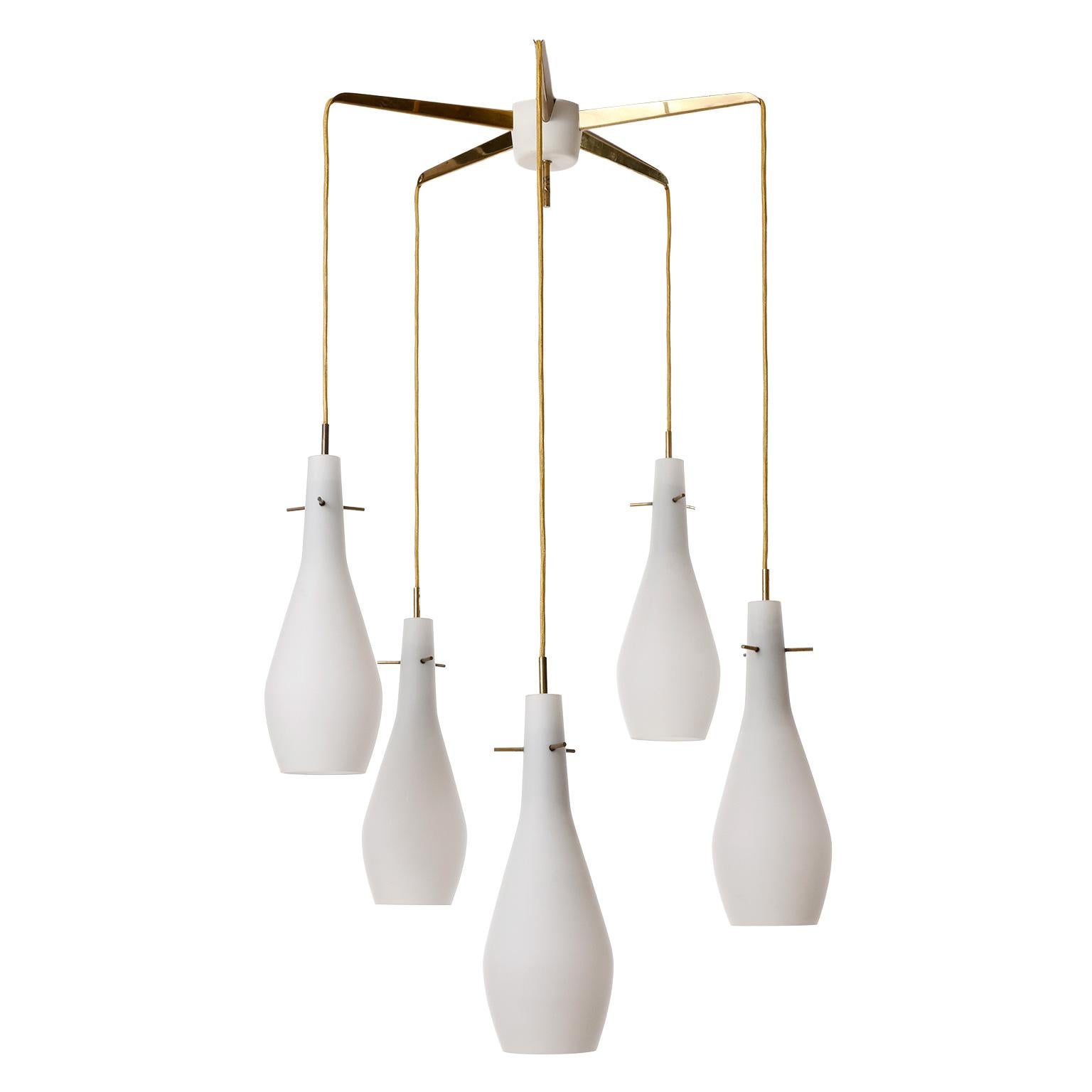 A rare and large 5-arm pendant chandelier model 'Pendelstern' (engl. Pendulum star) no. 3758/5 by Austrian light maker J.T. Kalmar manufactured in midcentury, crica 1960 (late 1950s or early 1960s).
The light fixture consists of a white lacquered