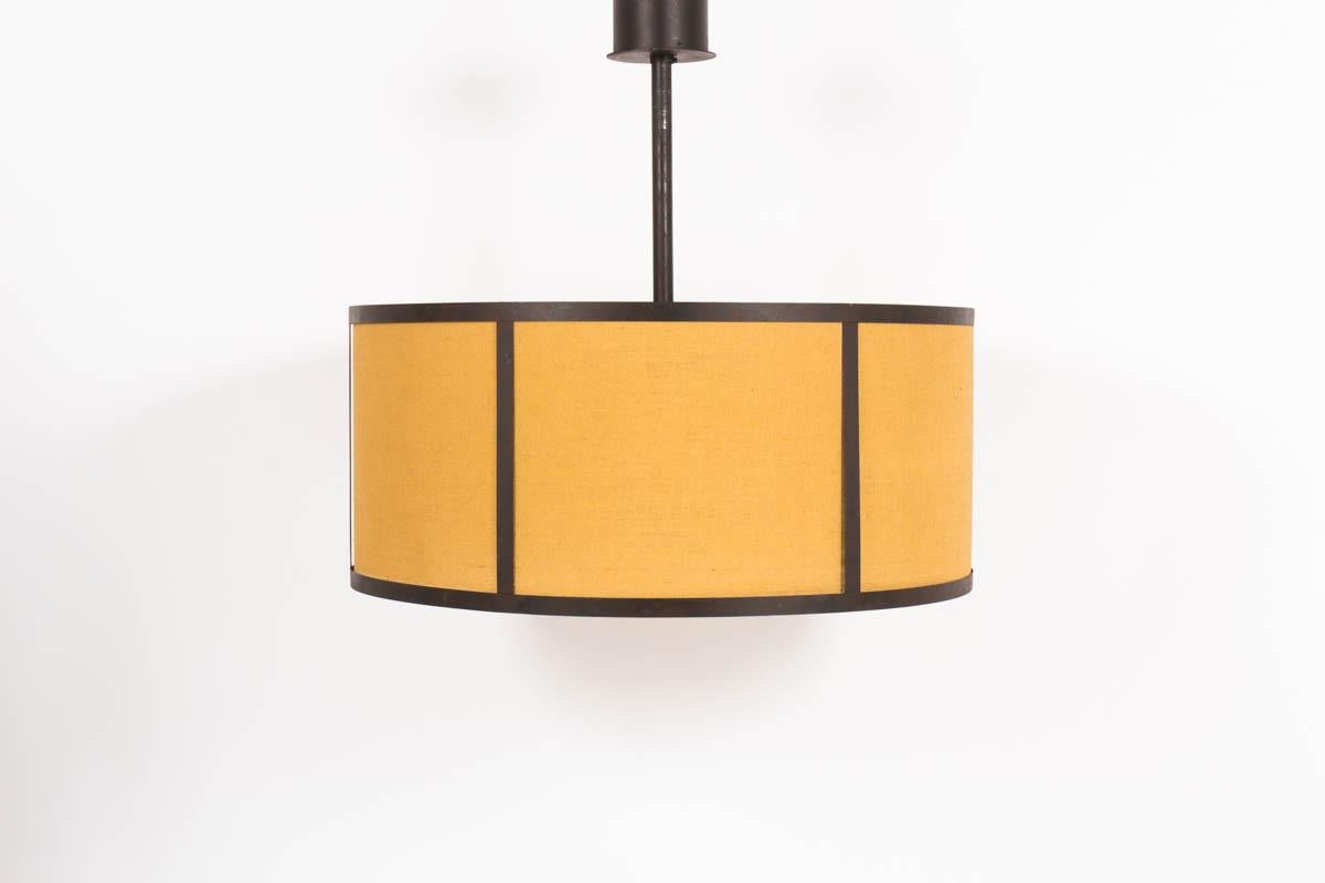 This pendant light was made to measure in the 1970s for a French restaurant. It is composed of a patinated metal structure and a large lampshade in jute.
Unique in its diameter, this light will become the centerpiece in an entrance, above a table