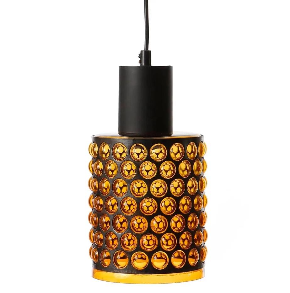 Una lampada a sospensione realizzata con una cintura di metallo perforata e plexiglass arancione, prodotta nel Mid-Century, circa 1970 (fine anni '60 o inizio anni '70).
Il vetro acrilico è stato soffiato attraverso i fori del nastro metallico che