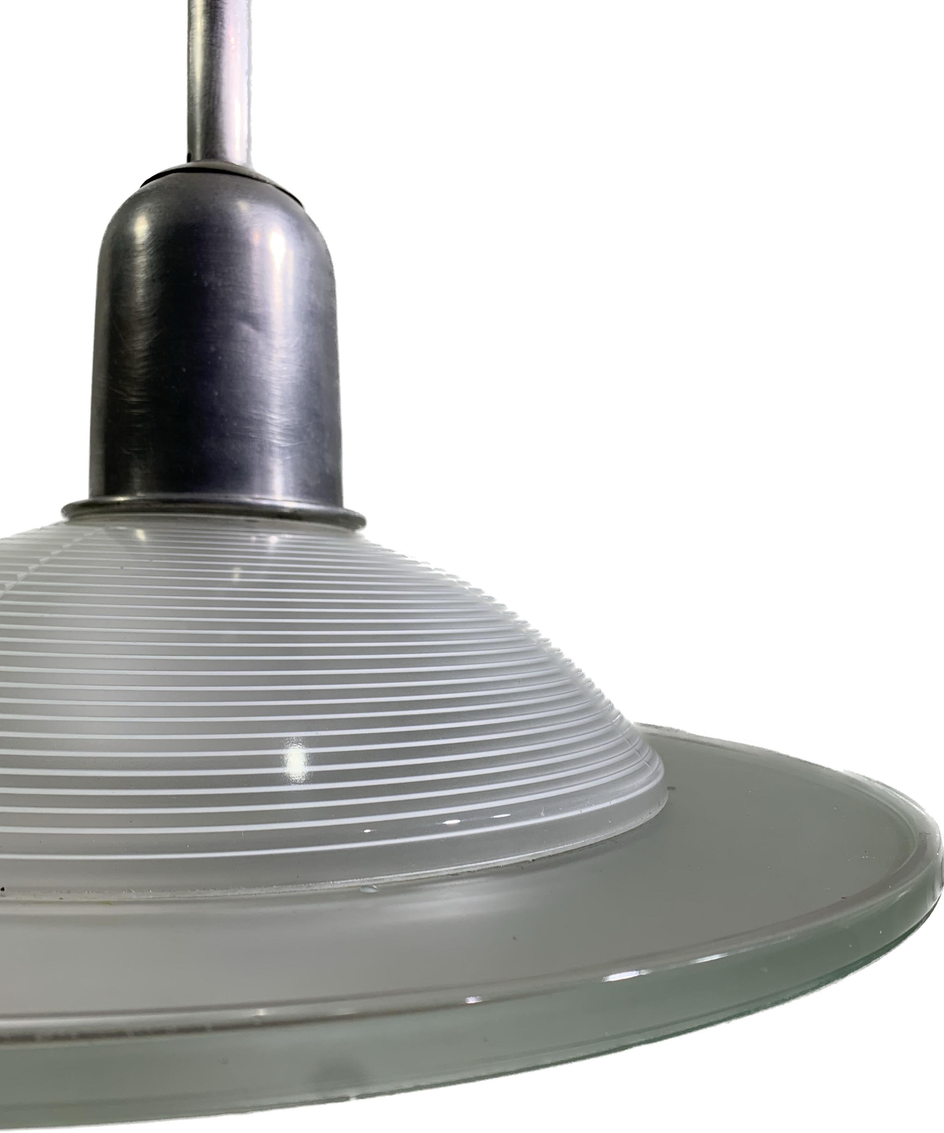 Ceiling pending fixture  made with a structured iron rigid rod and that has a large elegant striped opalescent glass. It is a very elegant and timeless piece.
Can be delivered and wired for American (110v) or European (220v) use upon request, the