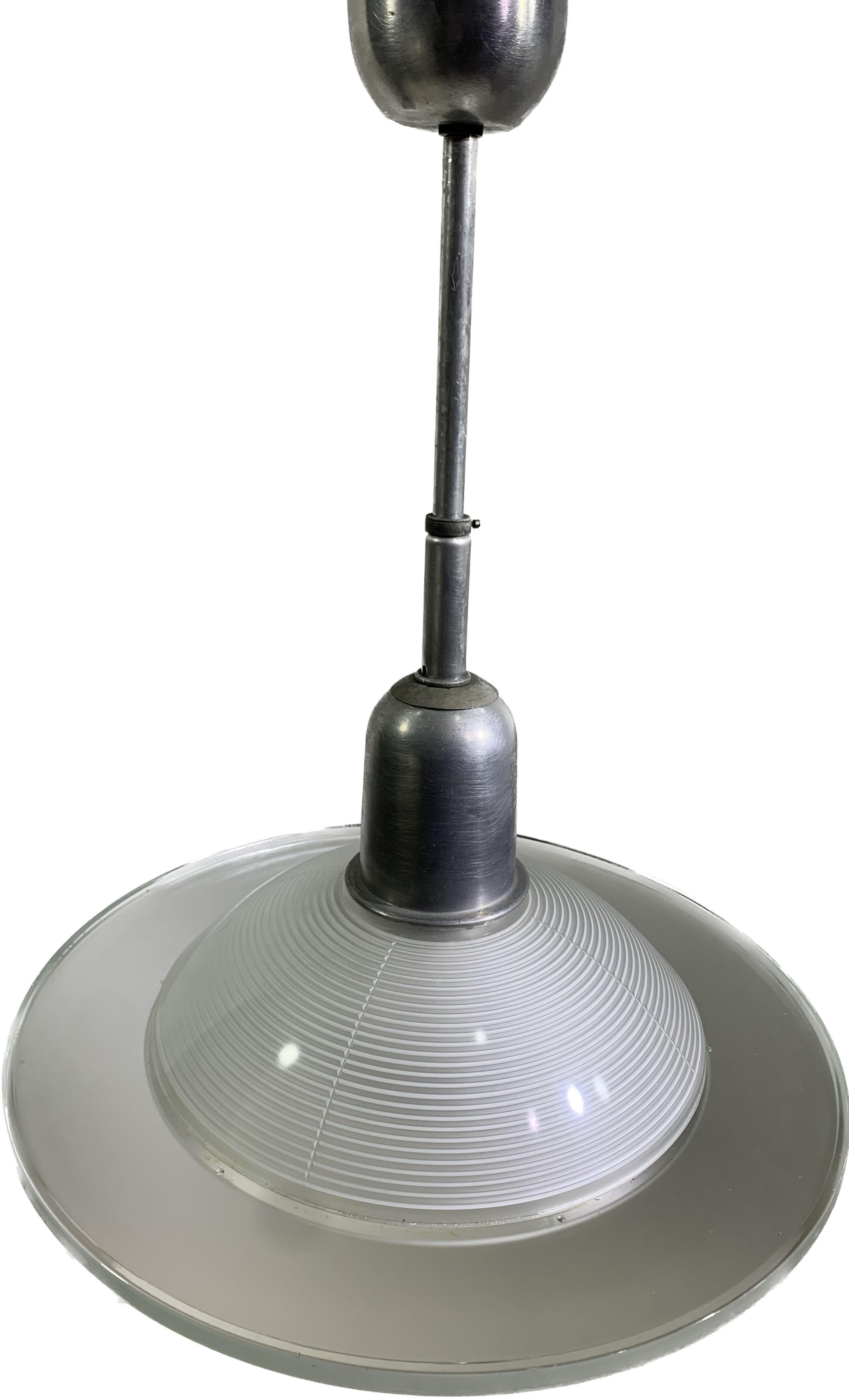 20ième siècle Lampe à suspension en verre opalescent rayé en vente