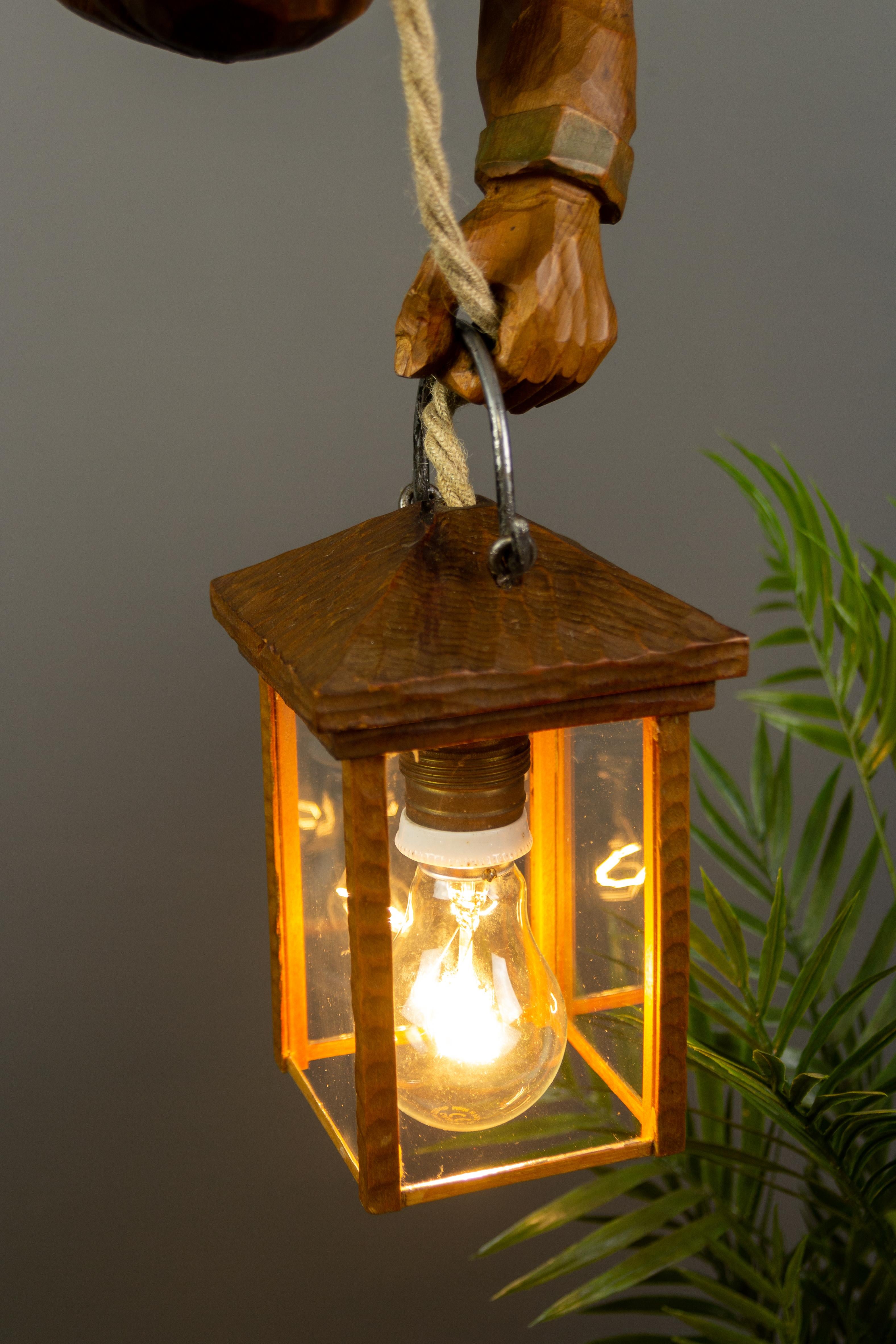 Lampe suspendue avec une grande figure de montagne grimpante en bois avec lanterne, Allemagne en vente 2