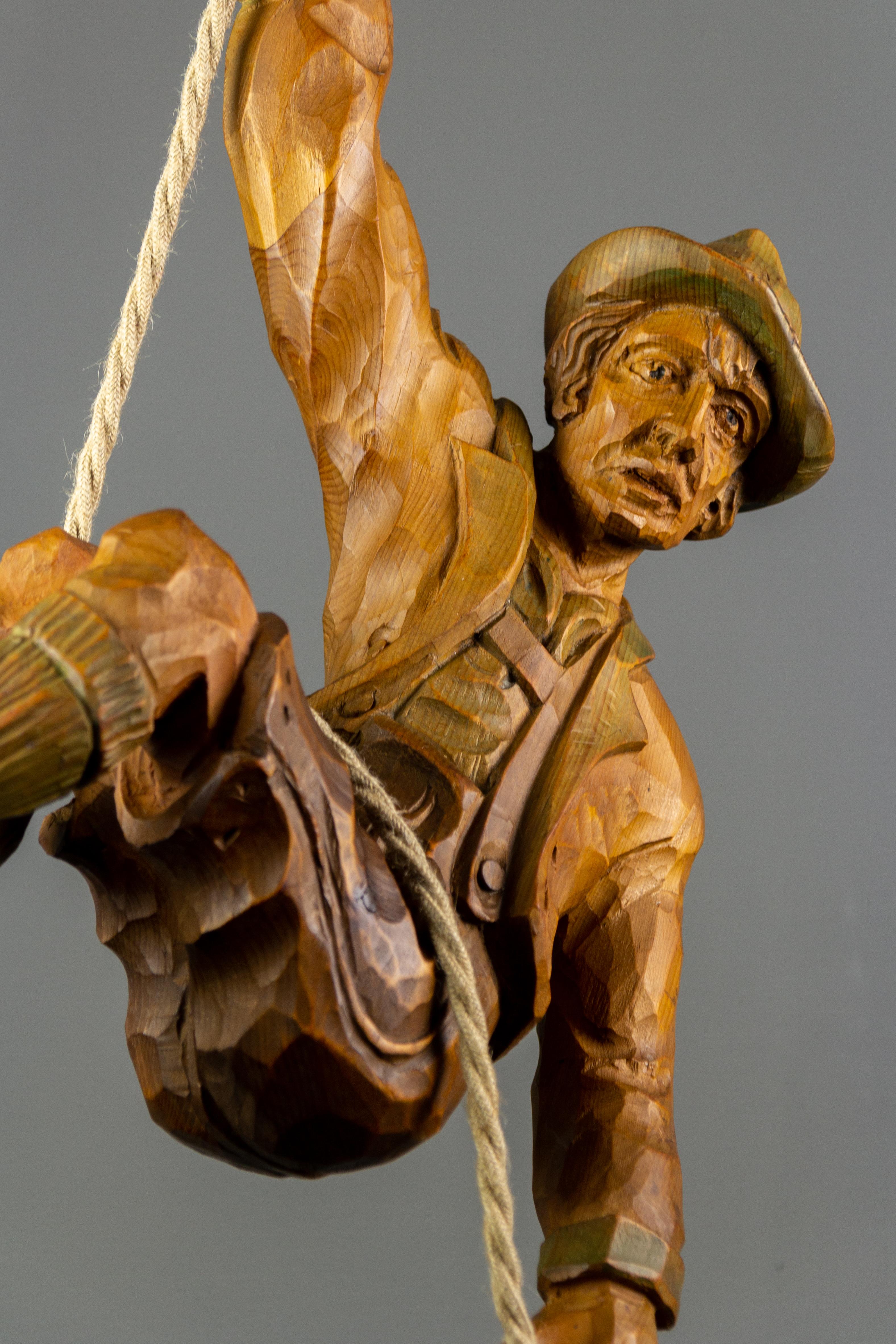 Allemand Lampe suspendue avec une grande figure de montagne grimpante en bois avec lanterne, Allemagne en vente