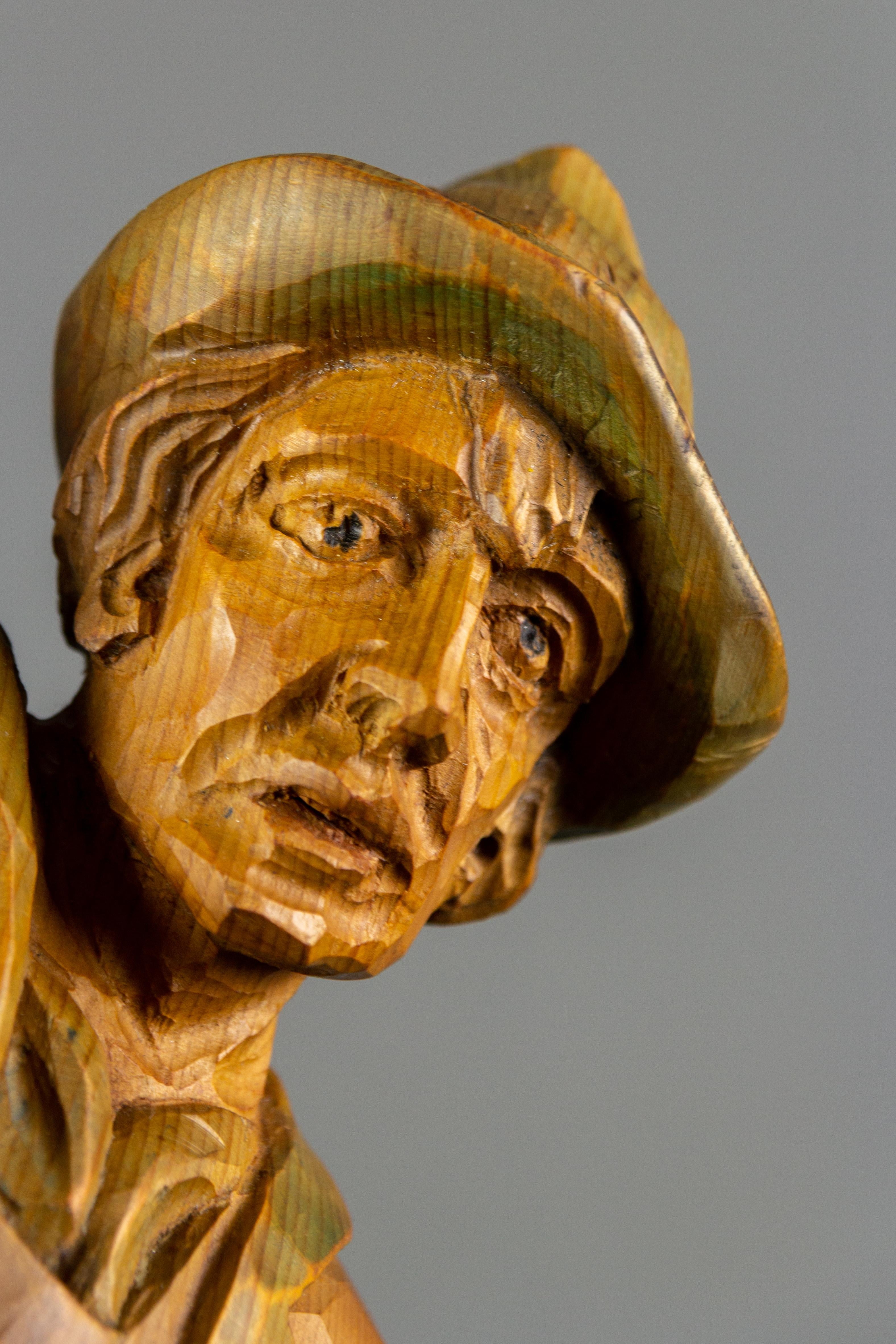 Sculpté à la main Lampe suspendue avec une grande figure de montagne grimpante en bois avec lanterne, Allemagne en vente