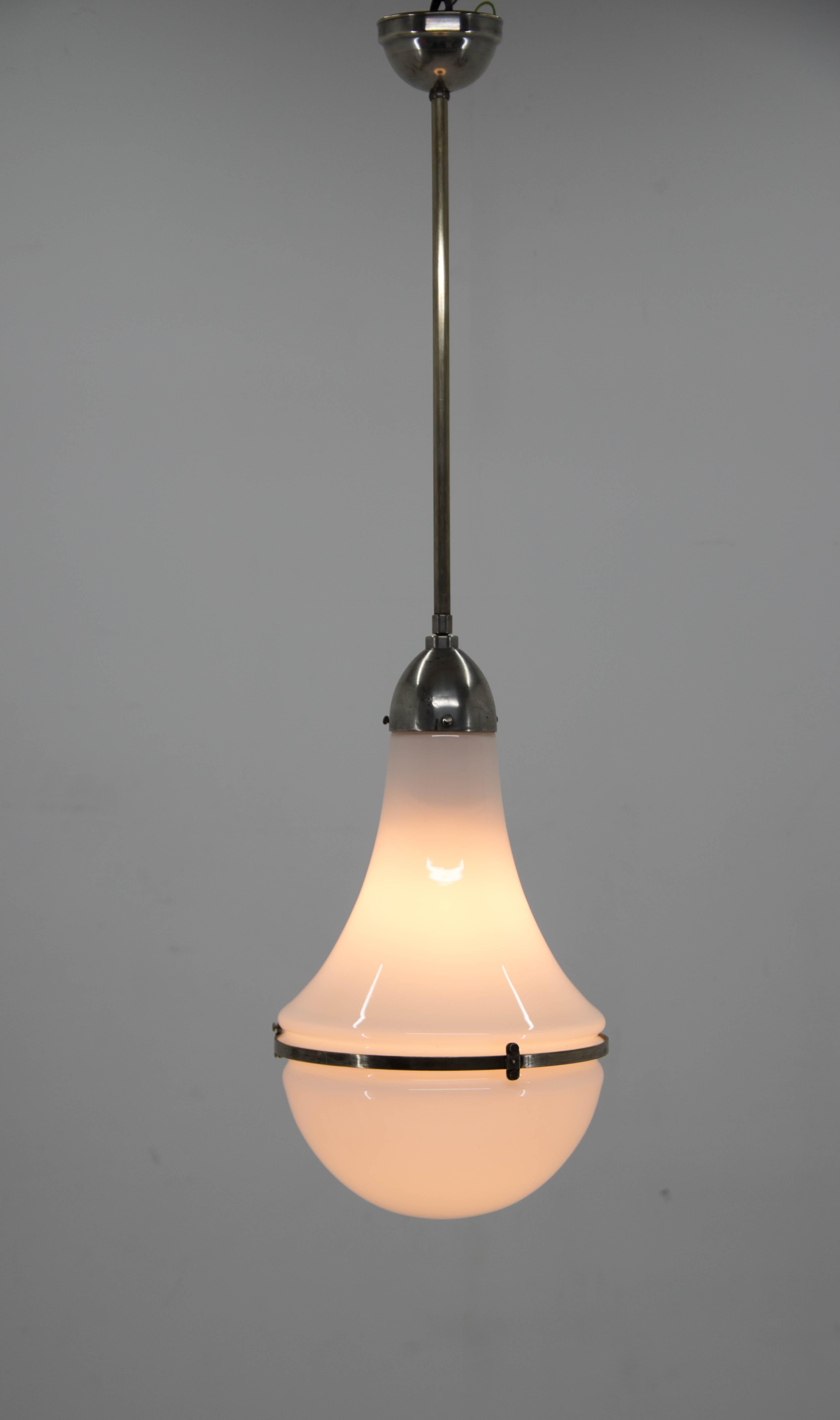 Nickel-plated pendant with adjustable height: max. 104cm, min. 90cm
Glass in excellent condition.
Nickel with age patina - polished.
Rewired: 1x40W, E25-E27 bulb.
US wiring compatible.
 