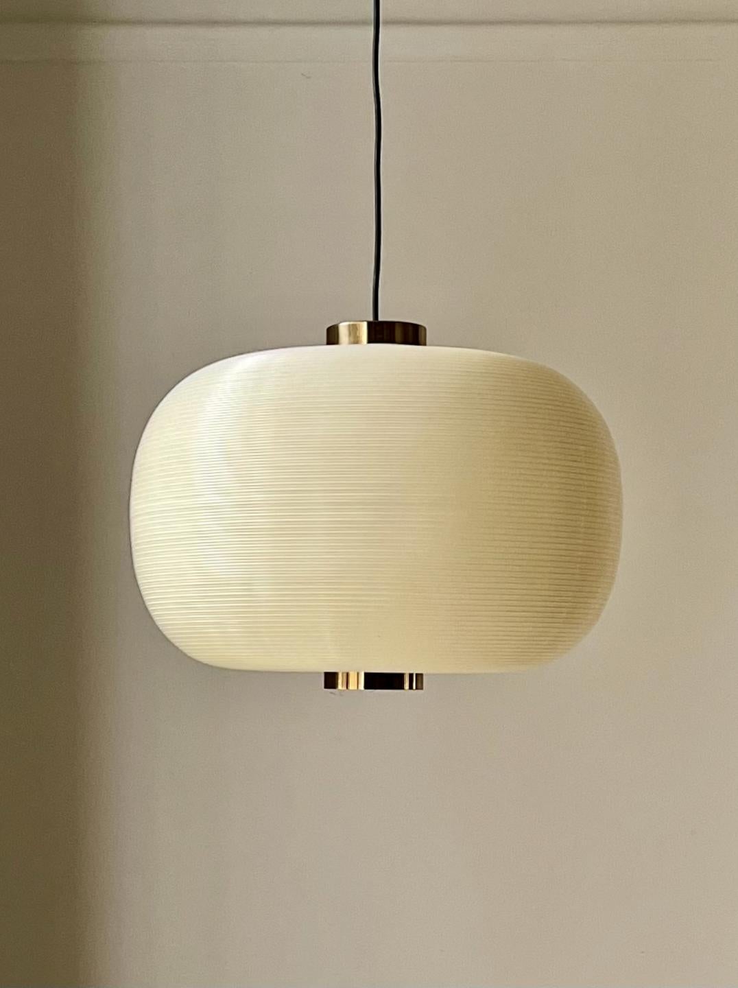 A pale cream pendant light of Rotaflex (spun cellulose acetate) with brass details, produced by Bergboms in Sweden. Design attributed to Sigvard Bernadotte.

The light is in good original condition with minor signs of wear in line with age and use,