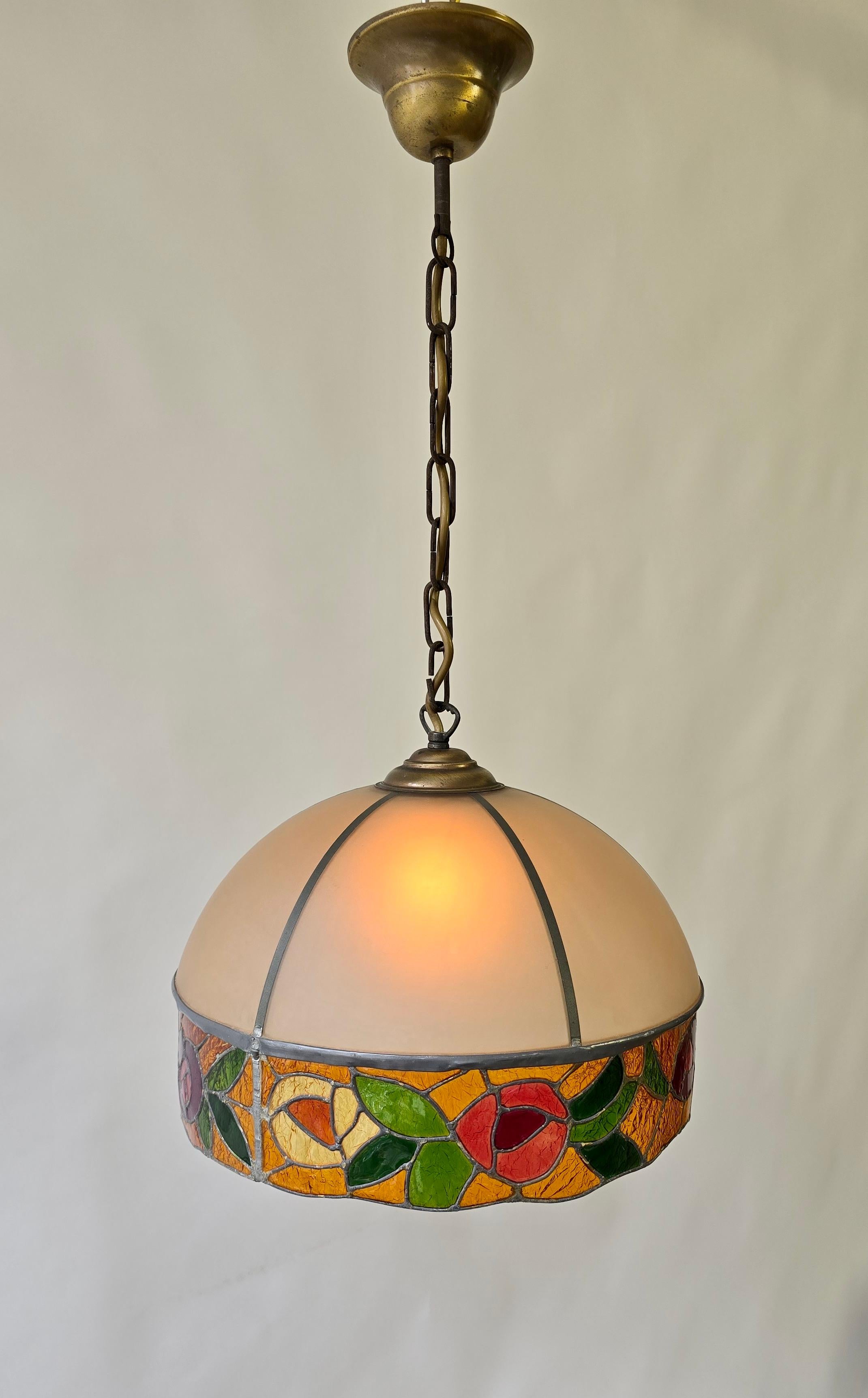 Lampada a sospensione con cupola in vetro smerigliato e vetro colorato in vendita 3