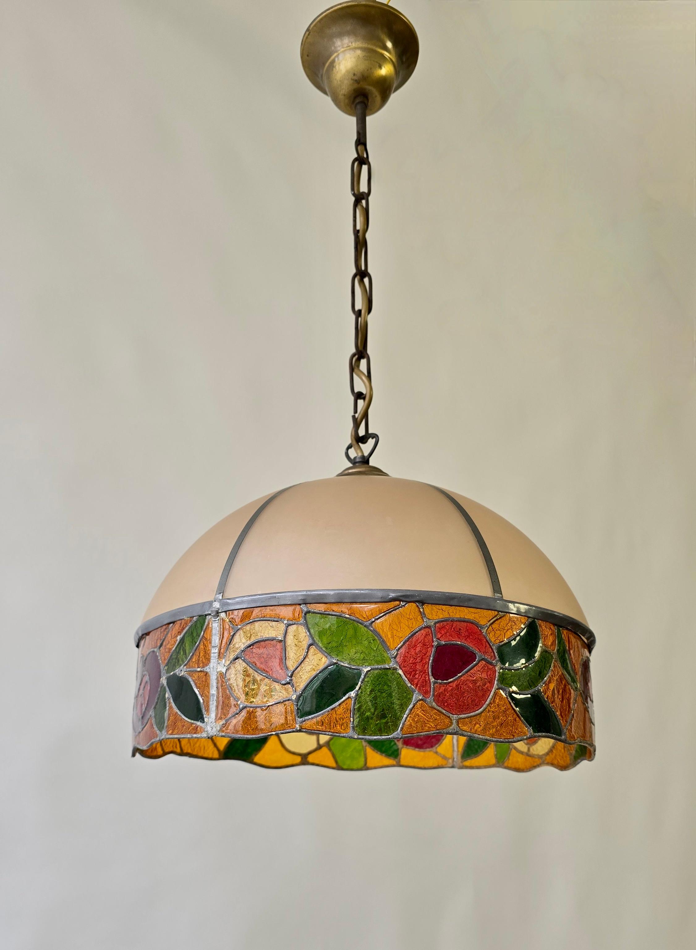 Lampada a sospensione con cupola in vetro smerigliato e bordo in vetro colorato, circa anni '70

Un'affascinante lampada a sospensione vintage degli anni '70, caratterizzata da una cupola in vetro smerigliato abbinata a un bordo in vetro colorato