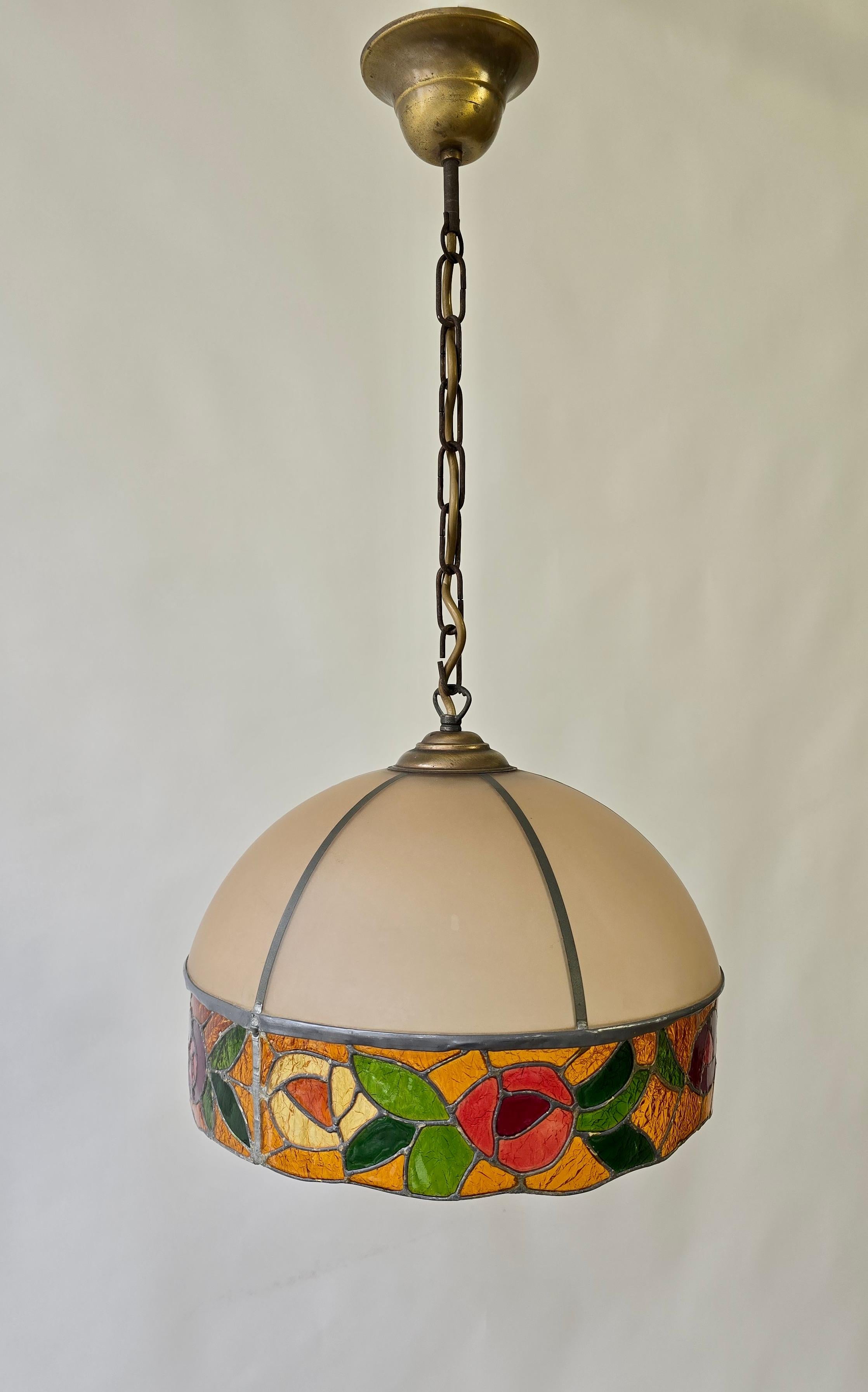 Mid-Century moderno Lampada a sospensione con cupola in vetro smerigliato e vetro colorato in vendita