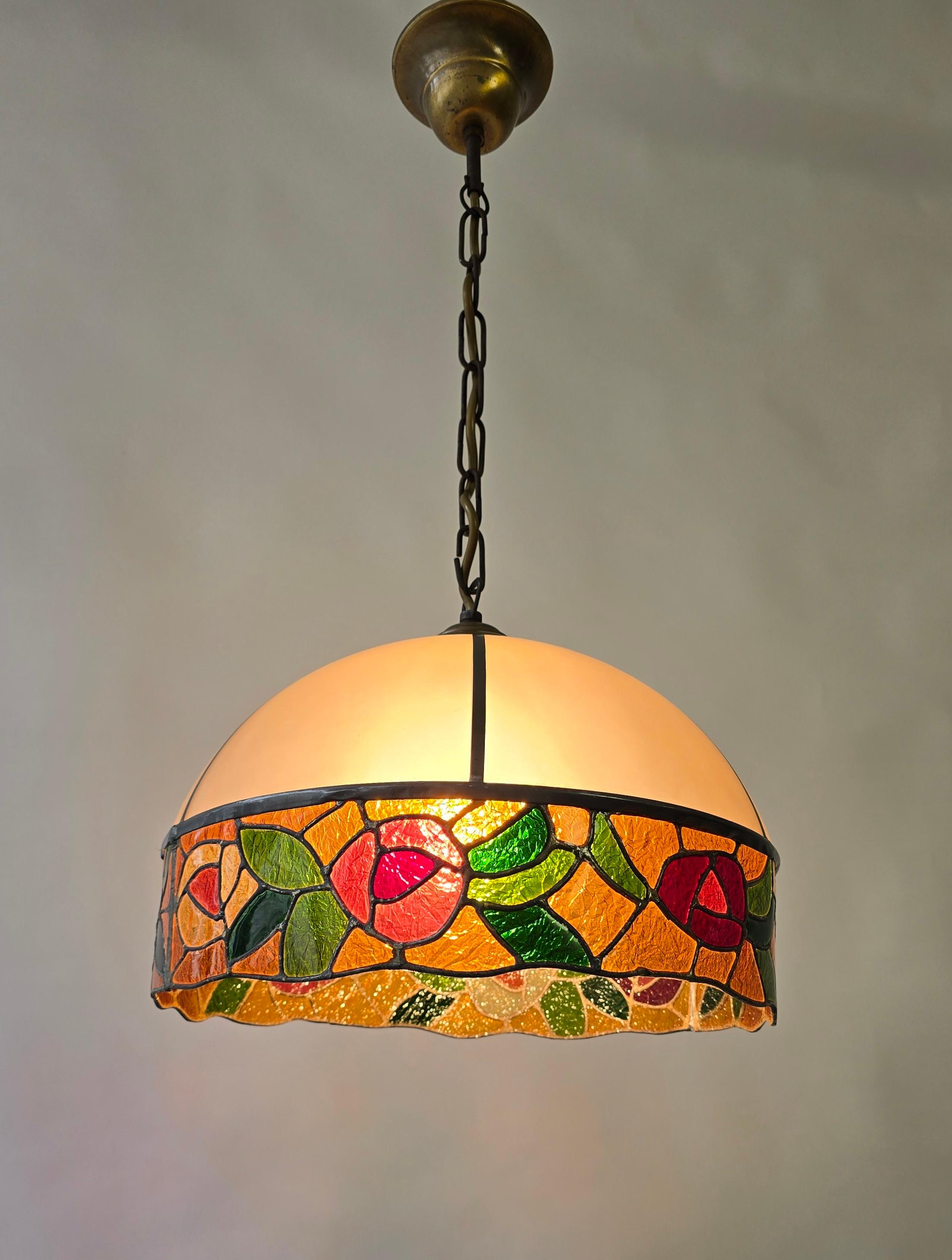 Lampada a sospensione con cupola in vetro smerigliato e vetro colorato In condizioni buone in vendita a Antwerp, BE