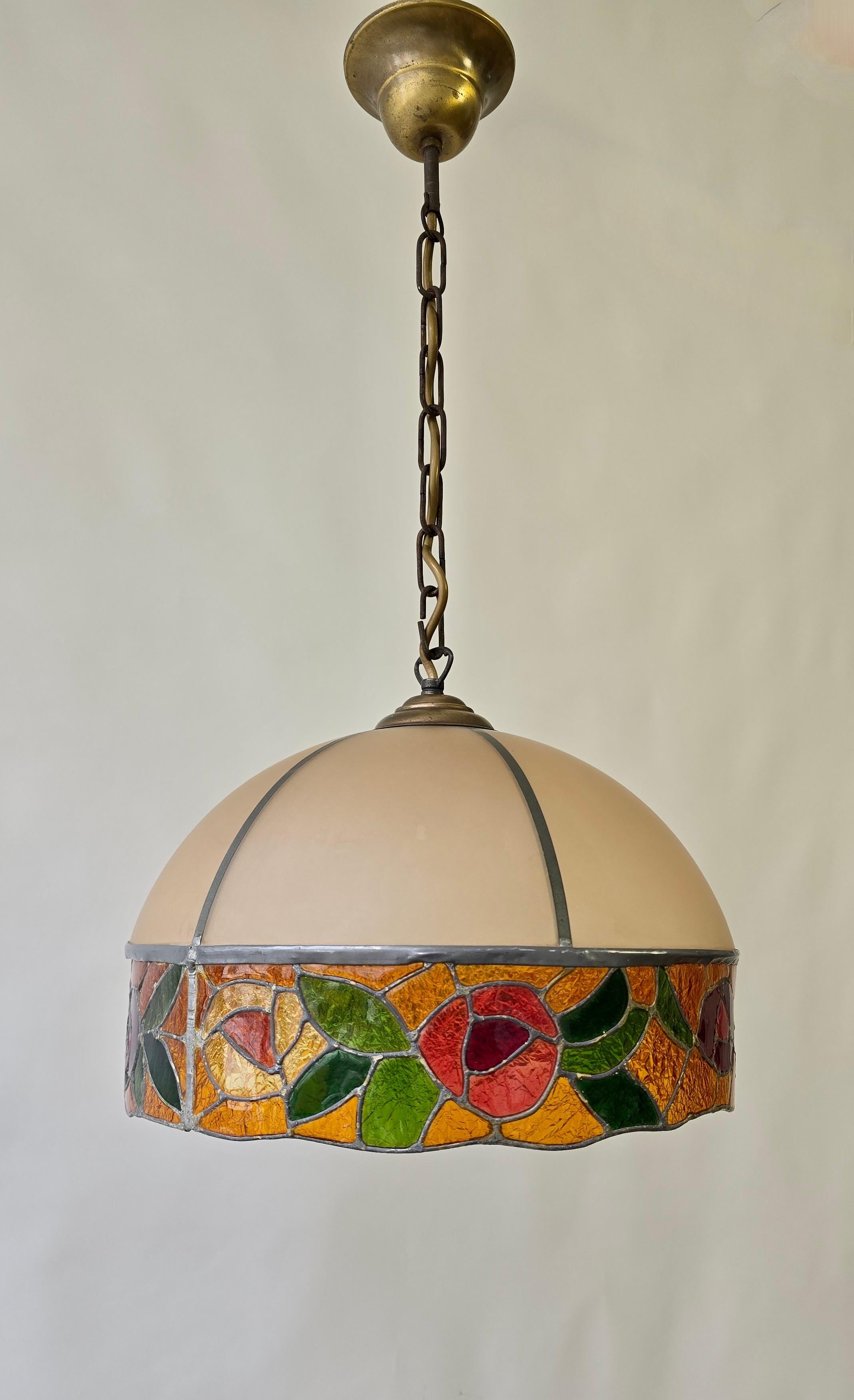 XX secolo Lampada a sospensione con cupola in vetro smerigliato e vetro colorato in vendita