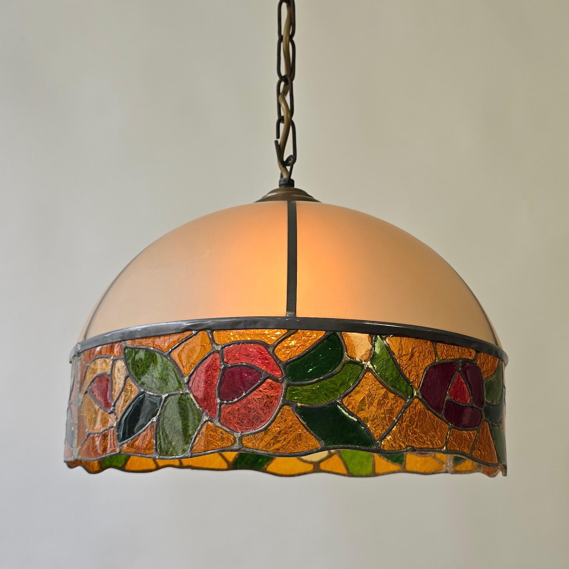 Ottone Lampada a sospensione con cupola in vetro smerigliato e vetro colorato in vendita