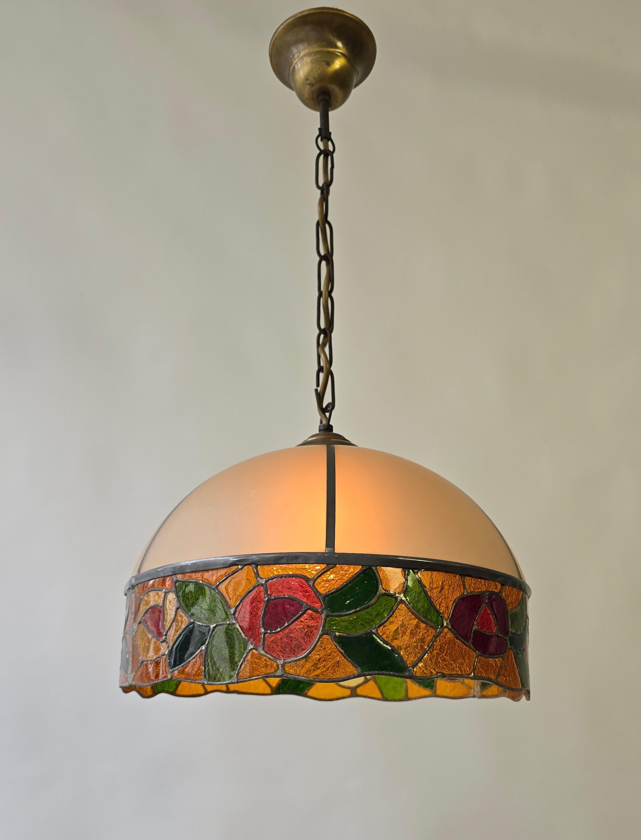 Lampada a sospensione con cupola in vetro smerigliato e vetro colorato in vendita 1