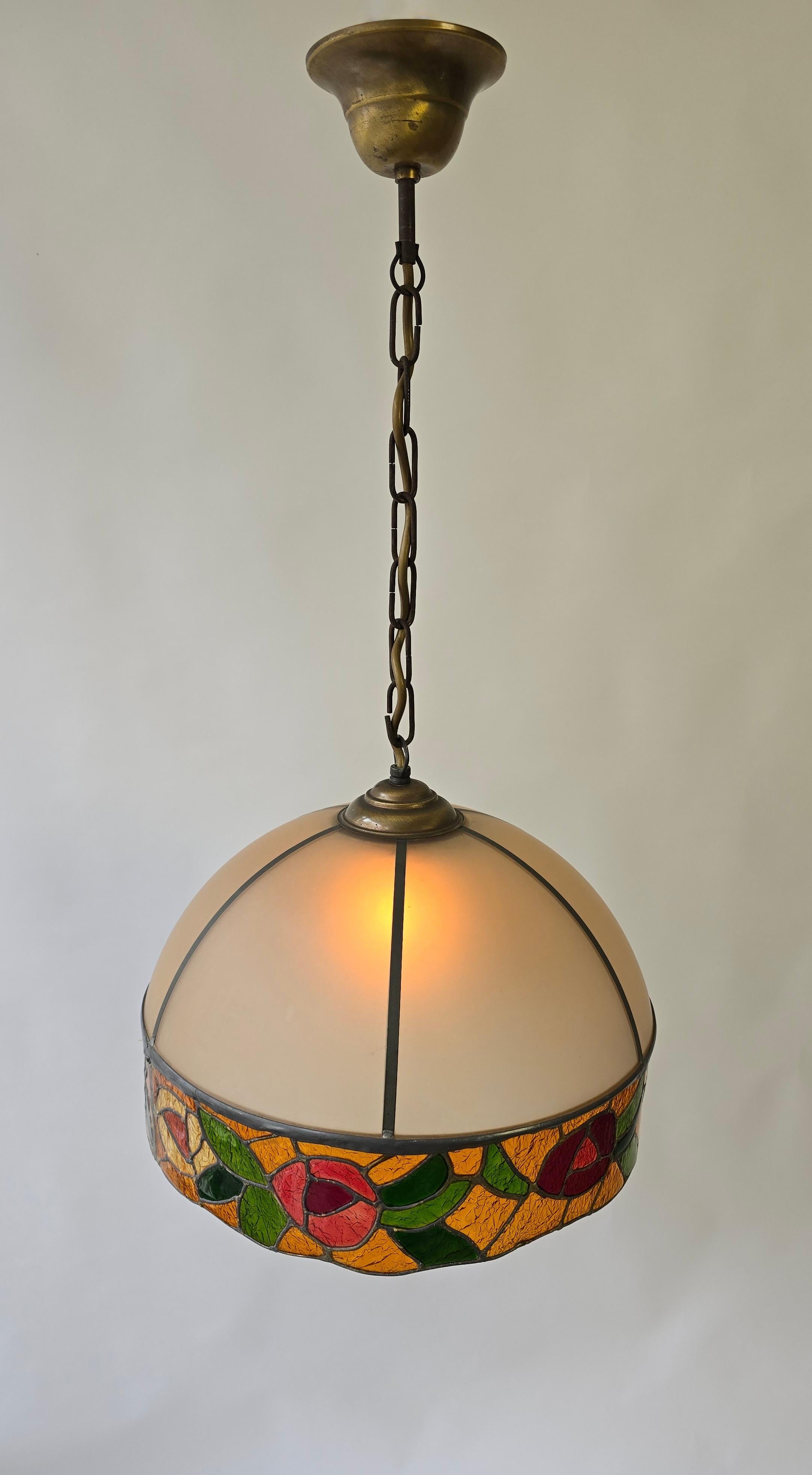 Lampada a sospensione con cupola in vetro smerigliato e vetro colorato in vendita 2