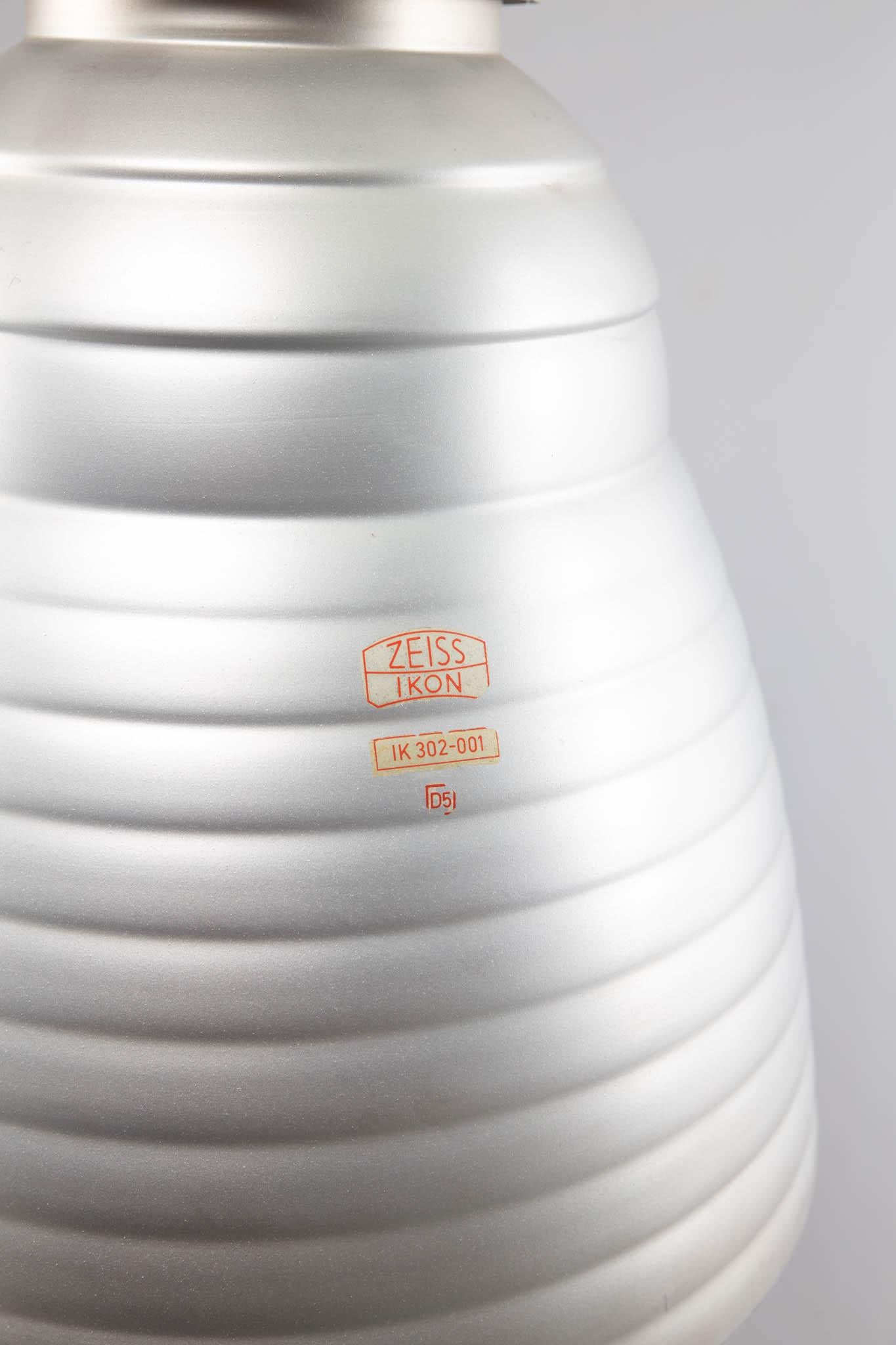 Lampada a sospensione con paralume in vetro di mercurio di Zeiss Ikon in vendita 3