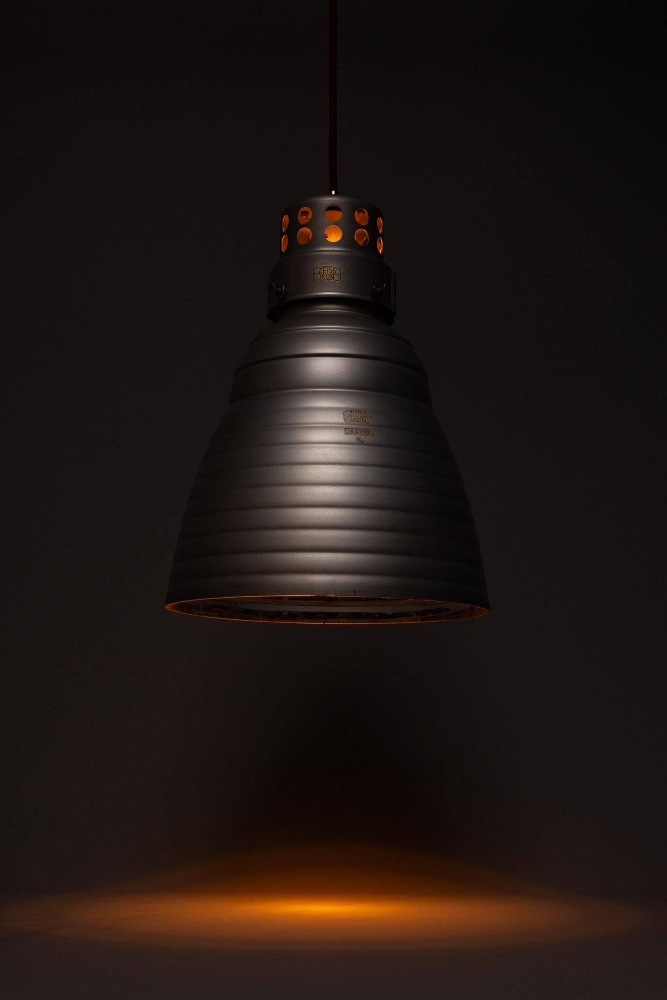 La lampada è eccezionalmente rara nelle condizioni in cui l'abbiamo trovata. Queste lampade sono state appese per molti anni in una chiesa di Stoccarda, in Germania. Il paralume in vetro argentato crea un riflesso sorprendente quando viene