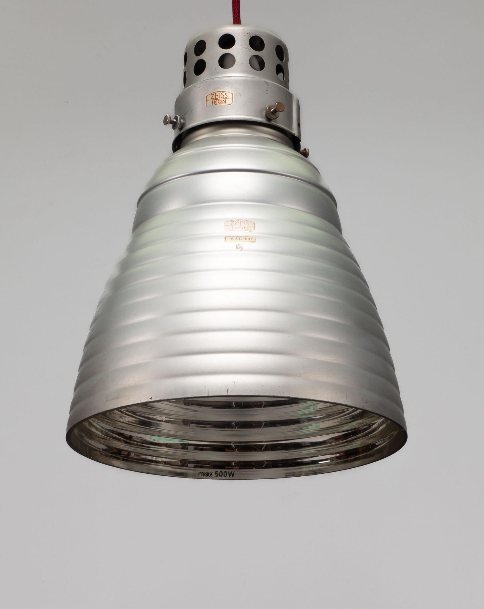 Bauhaus Lampada a sospensione con paralume in vetro di mercurio di Zeiss Ikon in vendita
