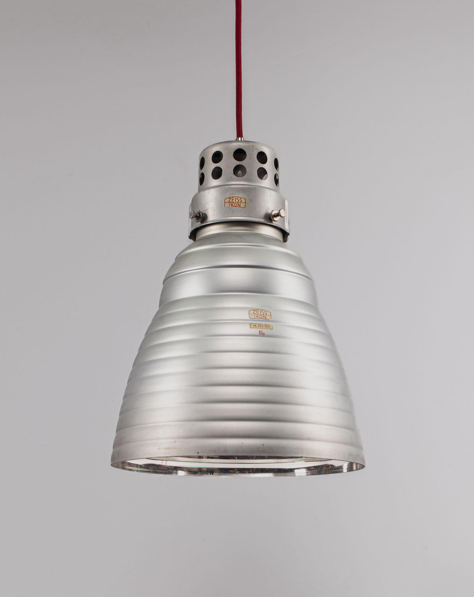 Tedesco Lampada a sospensione con paralume in vetro di mercurio di Zeiss Ikon in vendita