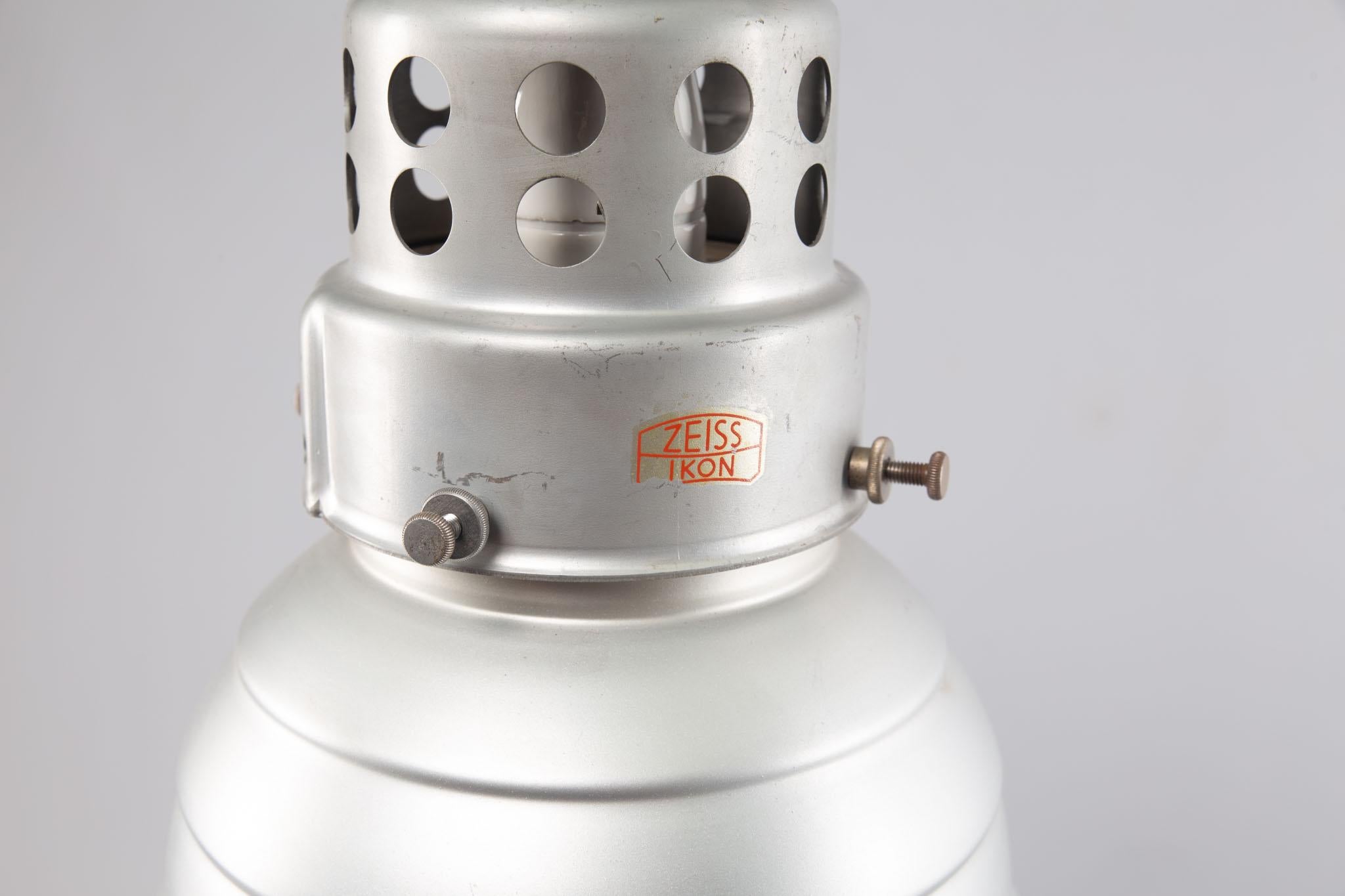 Metà XX secolo Lampada a sospensione con paralume in vetro di mercurio di Zeiss Ikon in vendita