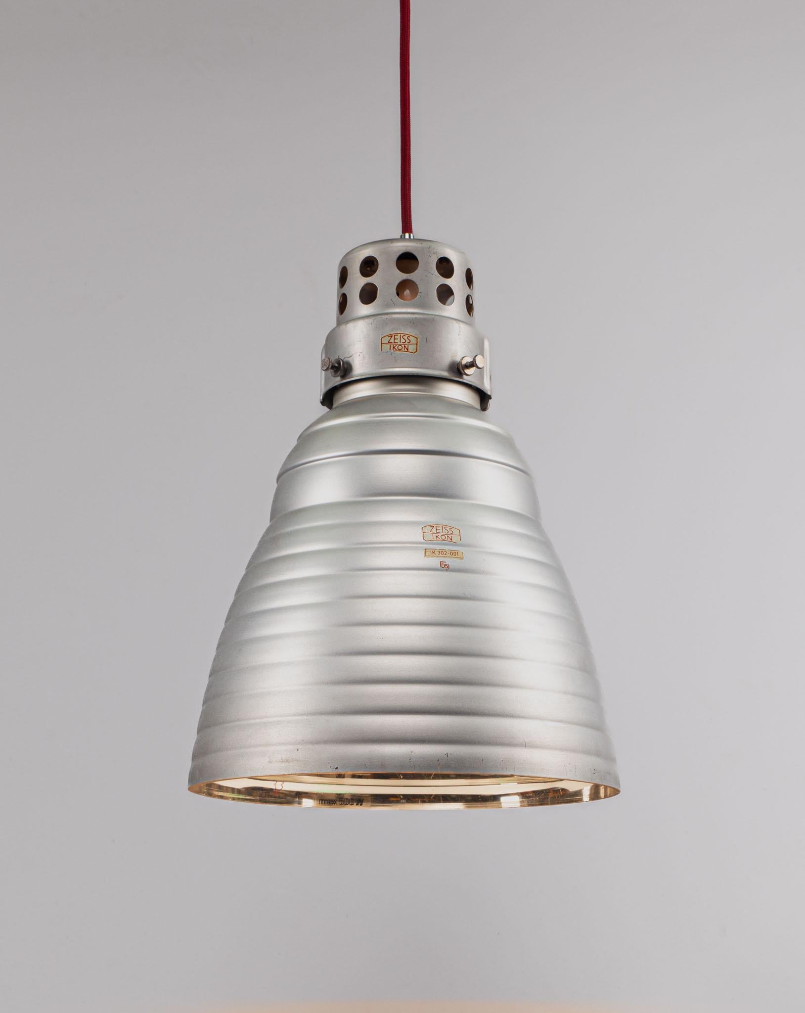 Lampada a sospensione con paralume in vetro di mercurio di Zeiss Ikon in vendita 2