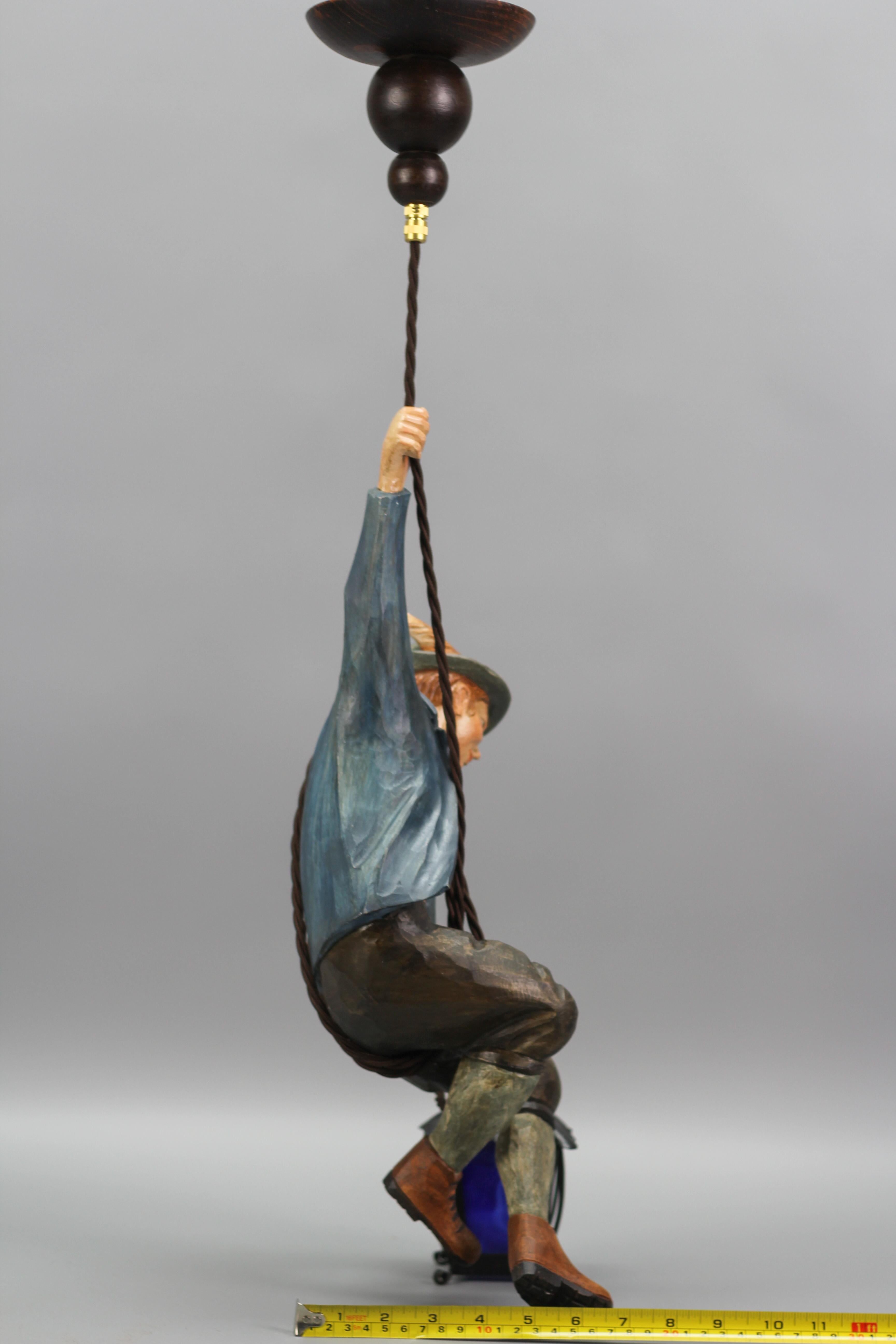 Lampe suspendue avec une figure d'un rameur de montagne et une lanterne en verre bleu en vente 11