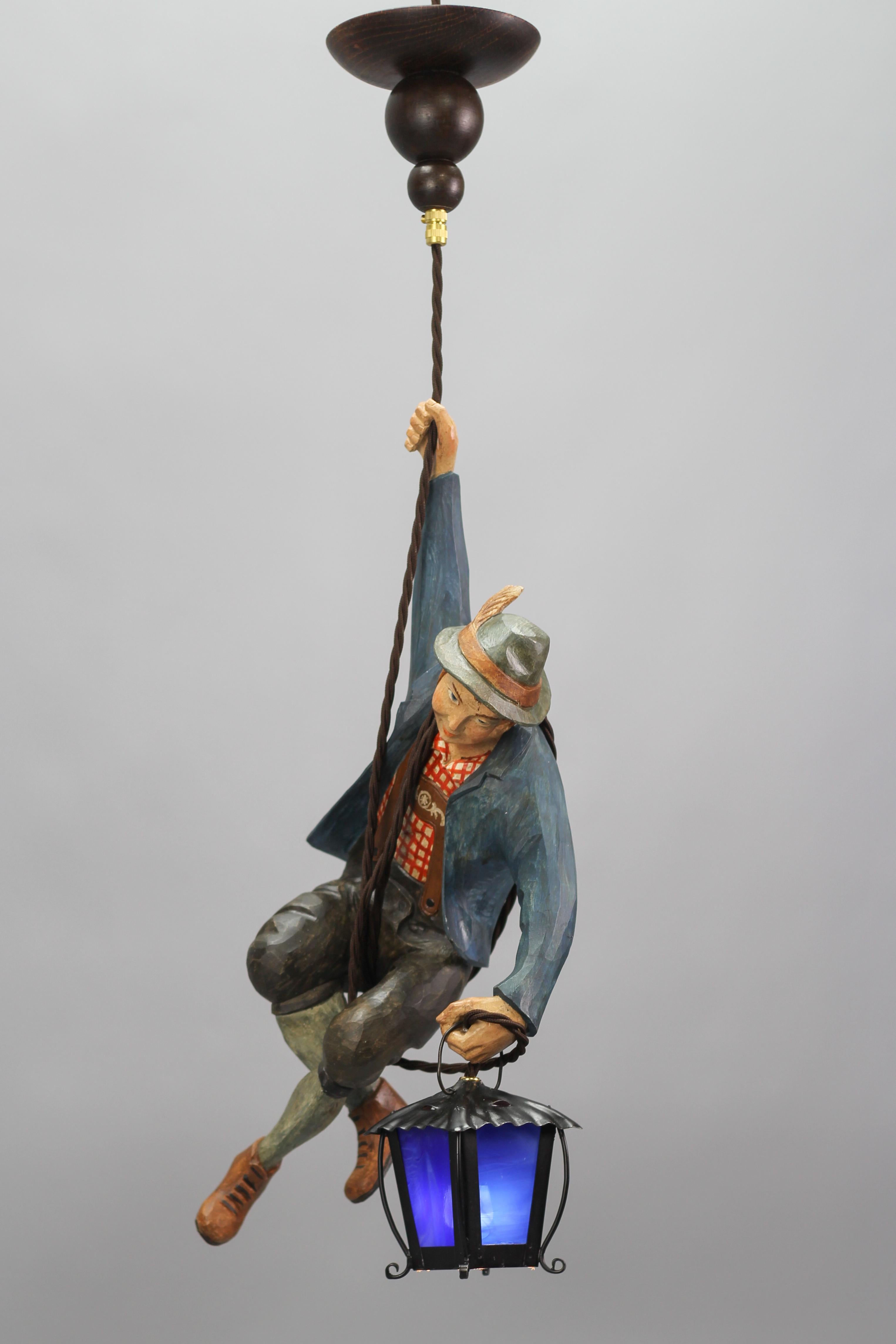 Forêt-Noire Lampe suspendue avec une figure d'un rameur de montagne et une lanterne en verre bleu en vente