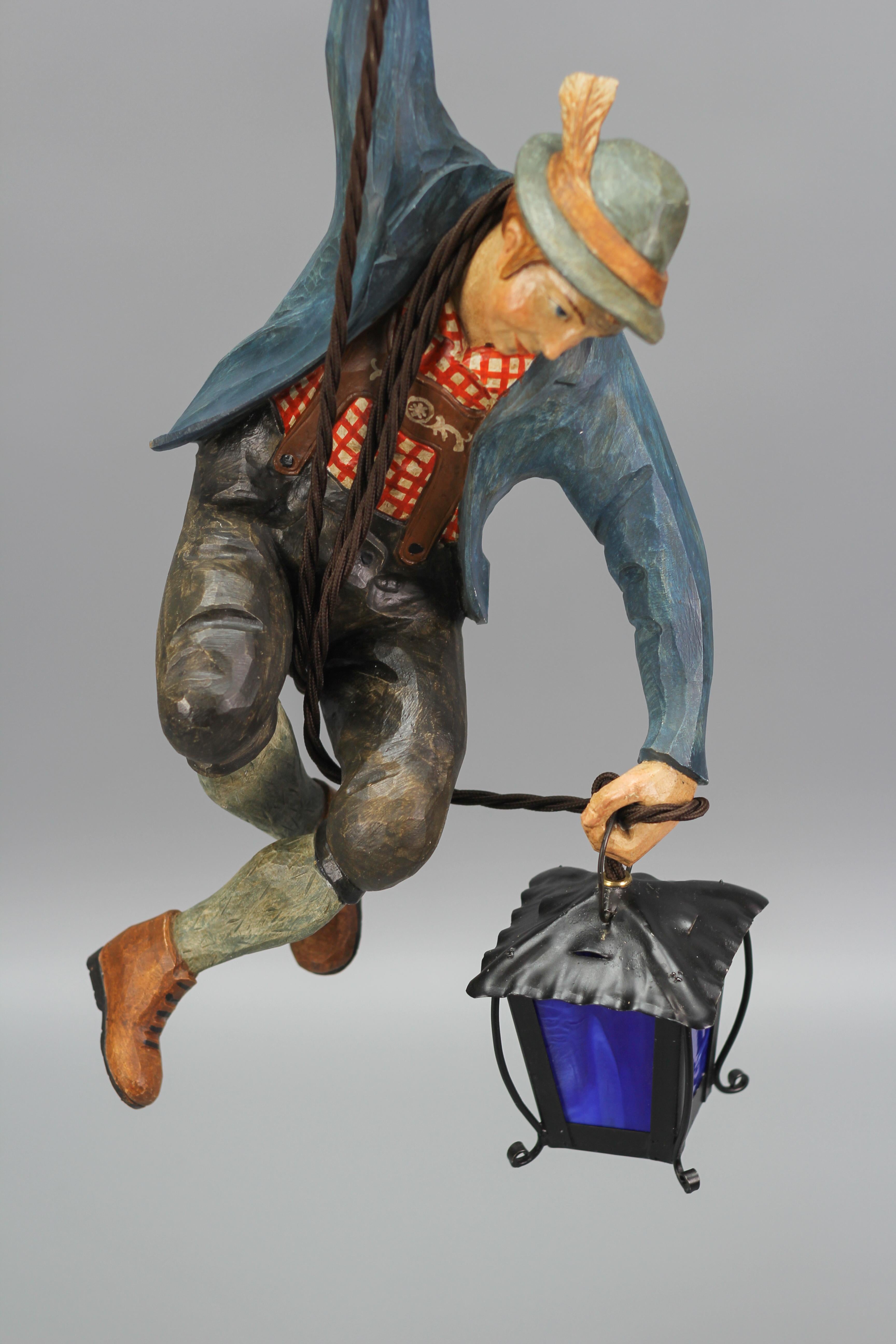 Métal Lampe suspendue avec une figure d'un rameur de montagne et une lanterne en verre bleu en vente