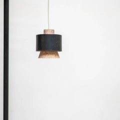 Lámpara colgante con pantalla de acero blanco y negro, Francia, 1970