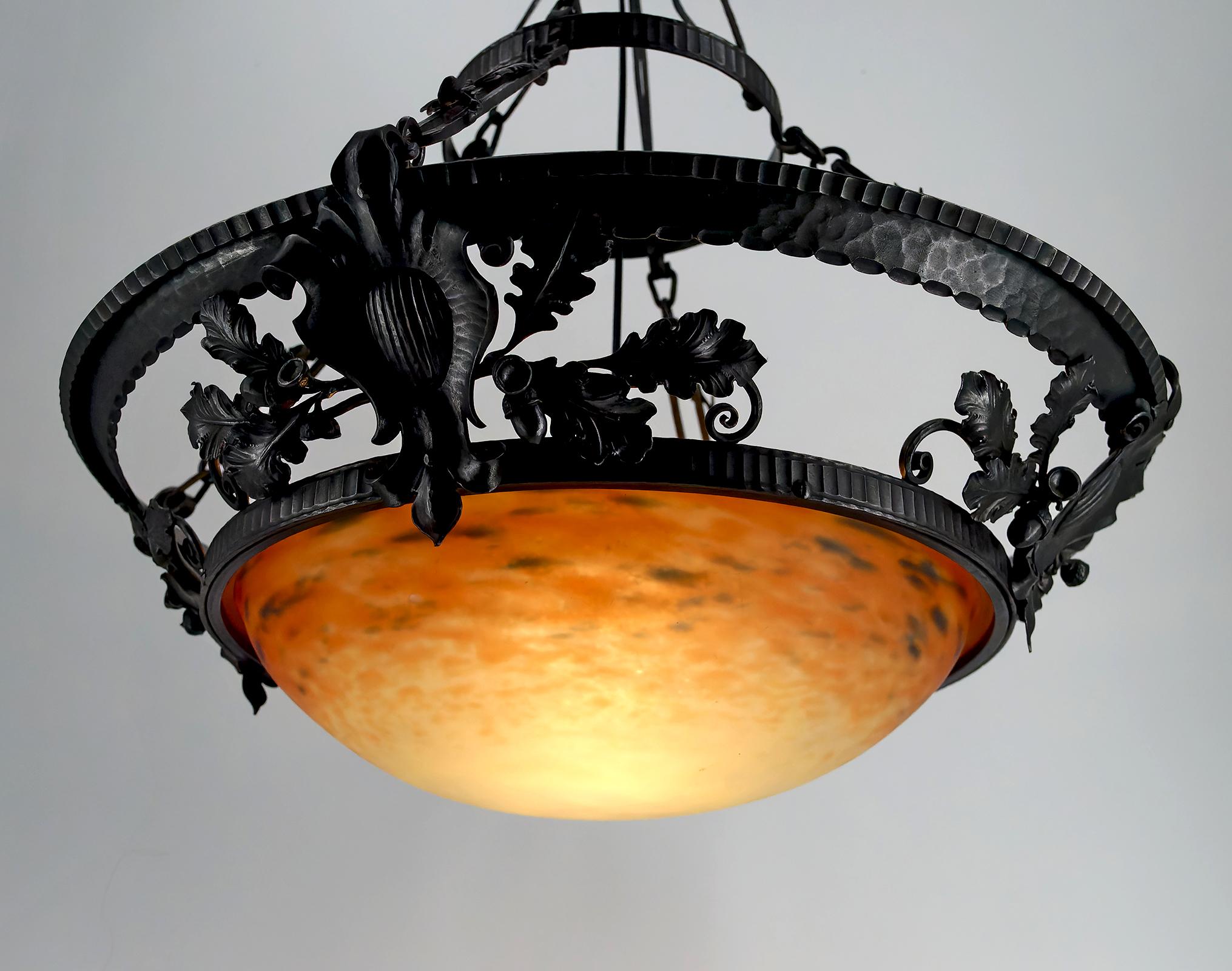 Lampada a sospensione, ferro battuto e pasta di vetro soffiato, attribuita a Muller Frères in vendita 9