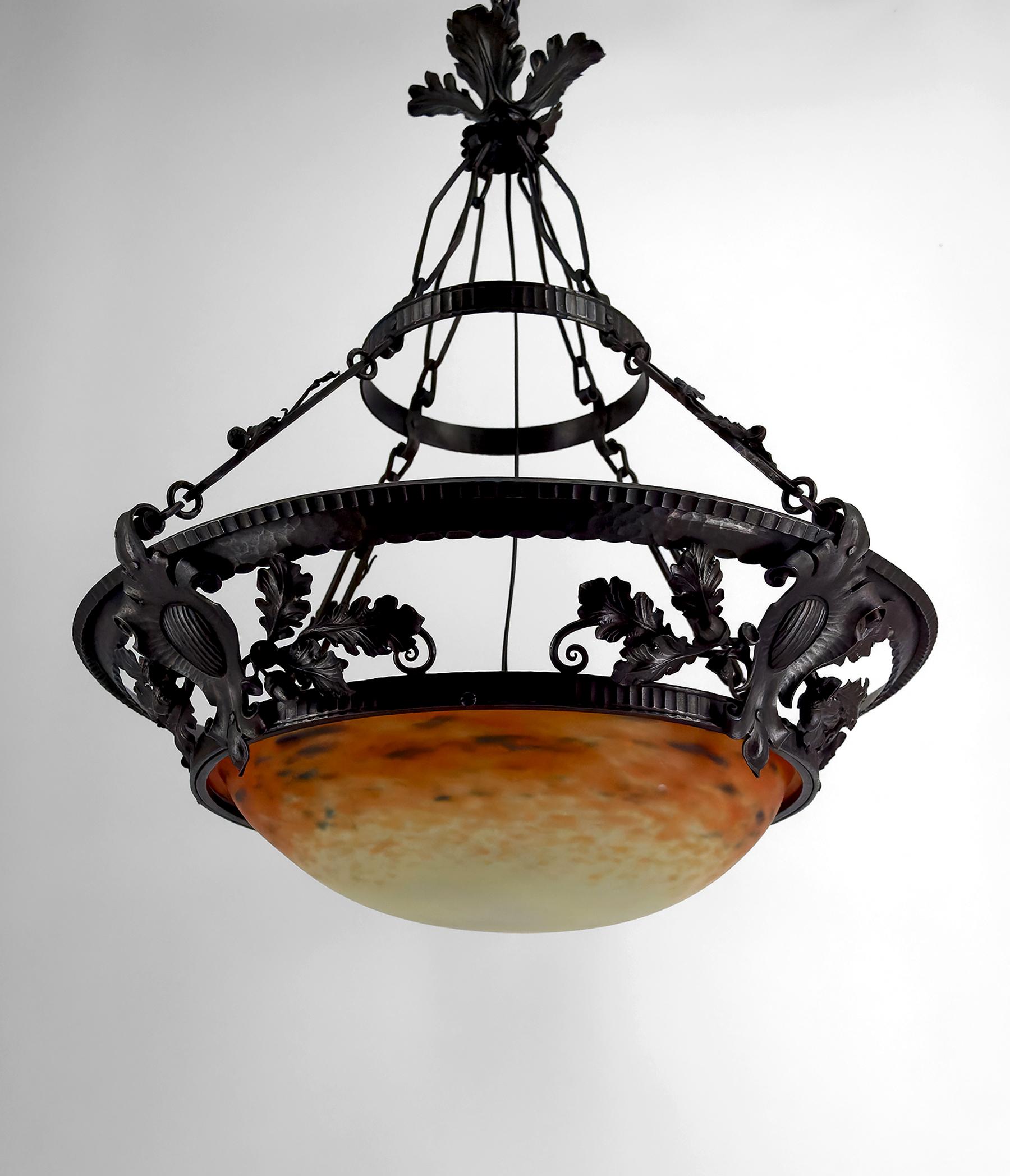 Art Nouveau Lampada a sospensione, ferro battuto e pasta di vetro soffiato, attribuita a Muller Frères in vendita